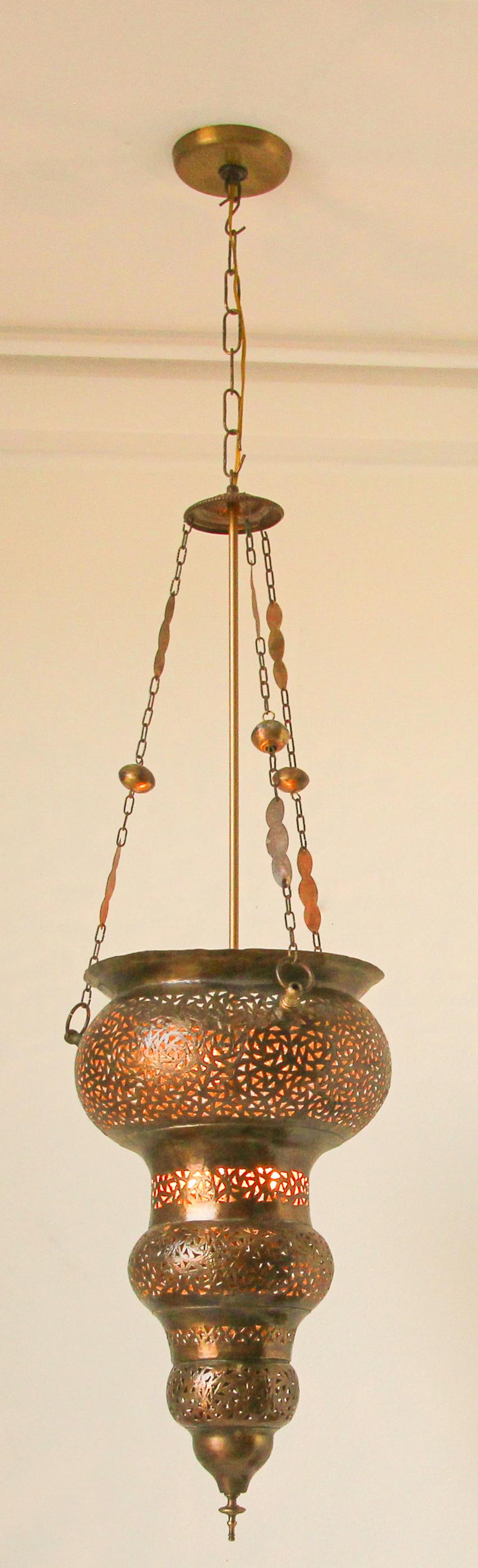 Moroccan Moorish bronze pierced hanging chandelier.
Moorish handcrafted hanging chandelier in filigree pierced geometric lattice work, nice patina.
Great to use for your Moroccan or Bohemian style decor.
Doris Duke Shangri LA, Alberto Pinto