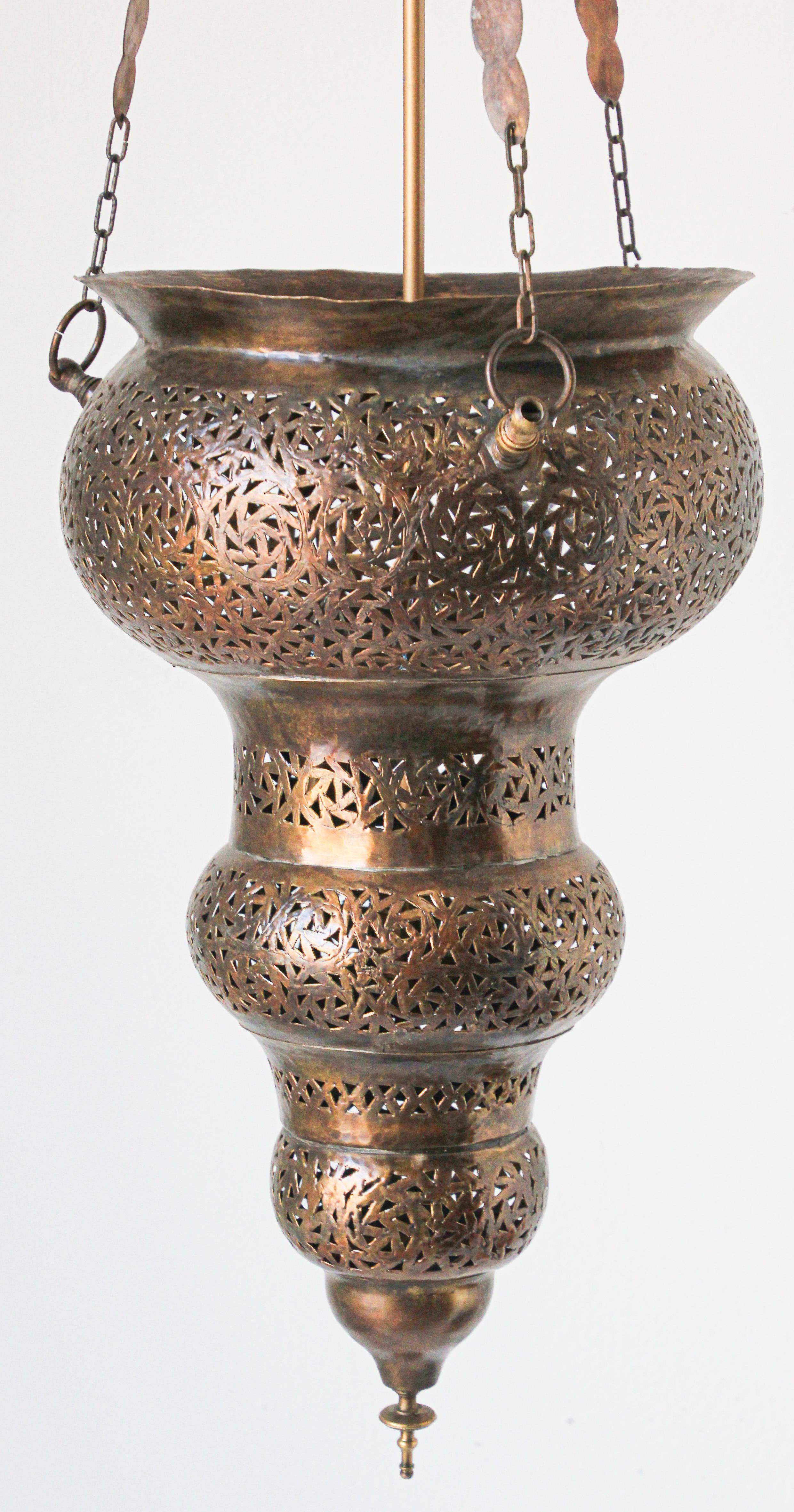 20ième siècle Lustre à suspension marocain percé en bronze mauresque en vente