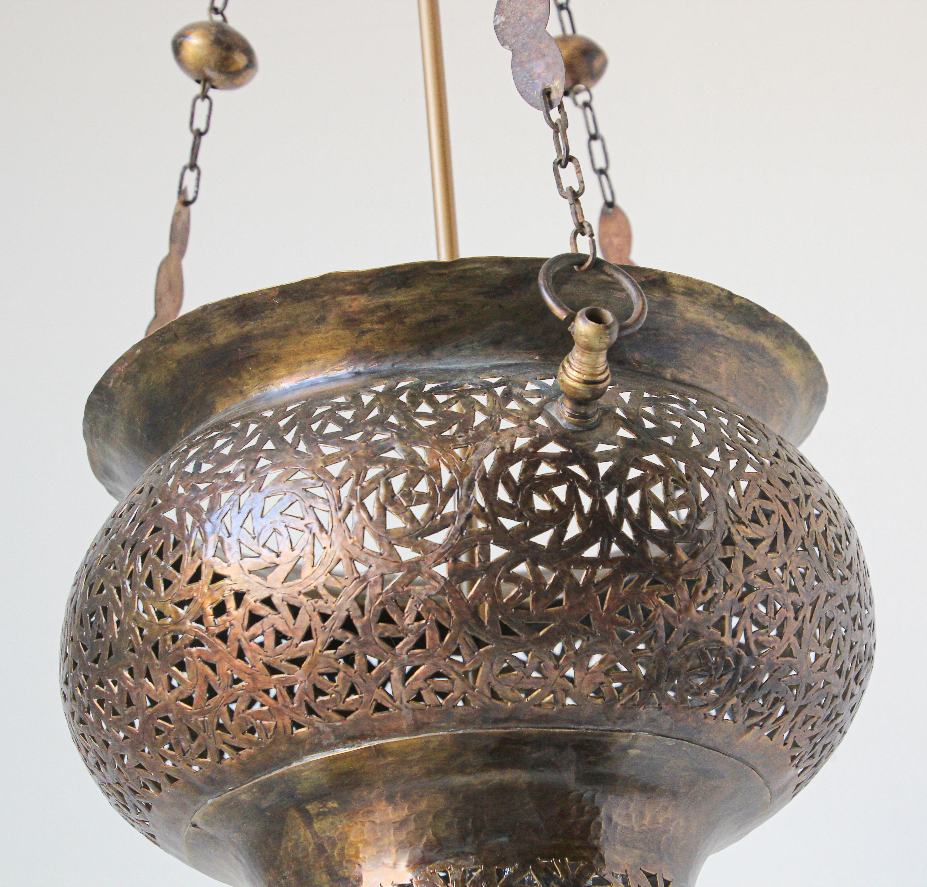 Lustre à suspension marocain percé en bronze mauresque en vente 1