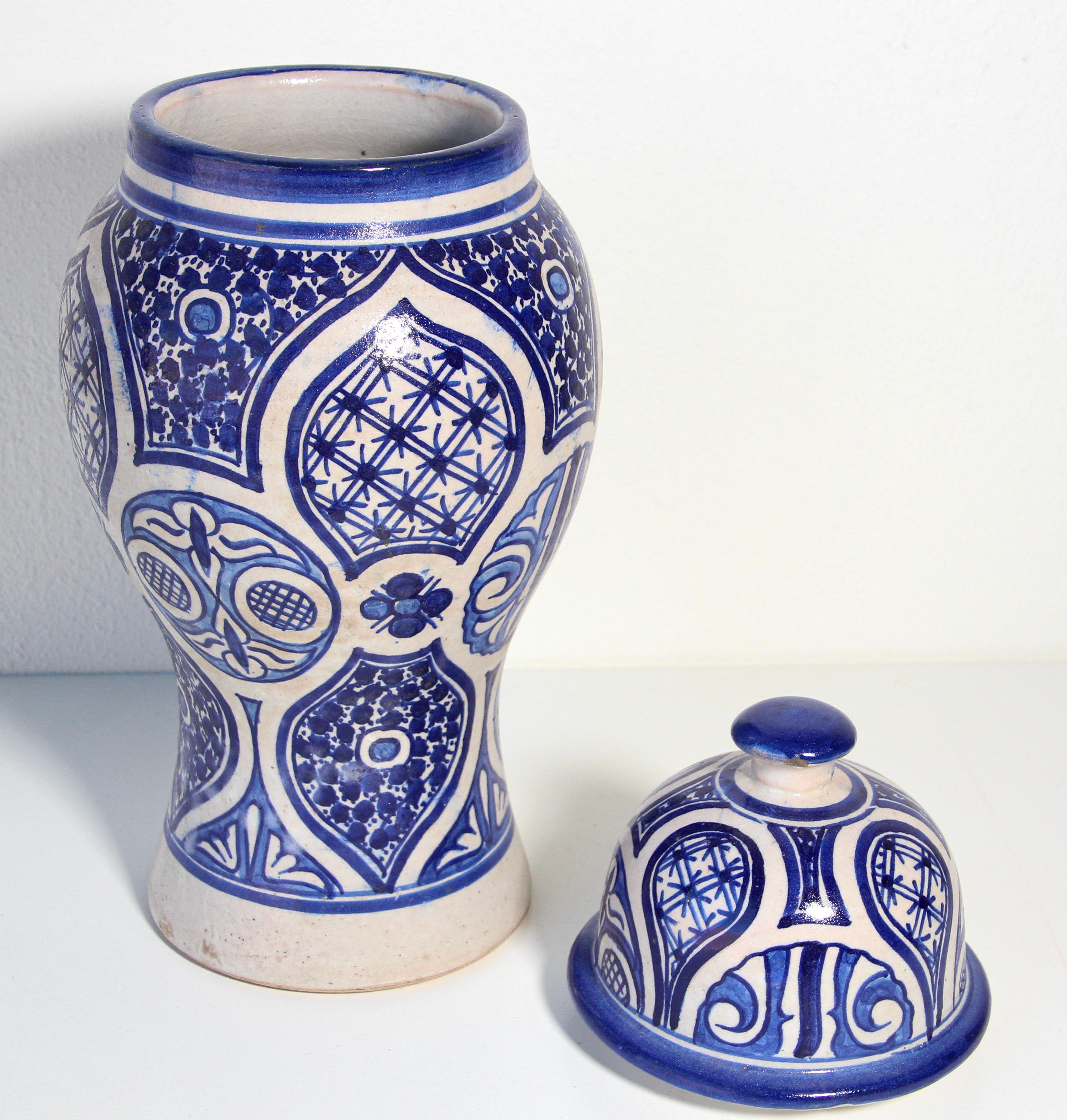 Moroccan Moorish Ceramic Blue and White Jar from Fez In Good Condition For Sale In North Hollywood, CA