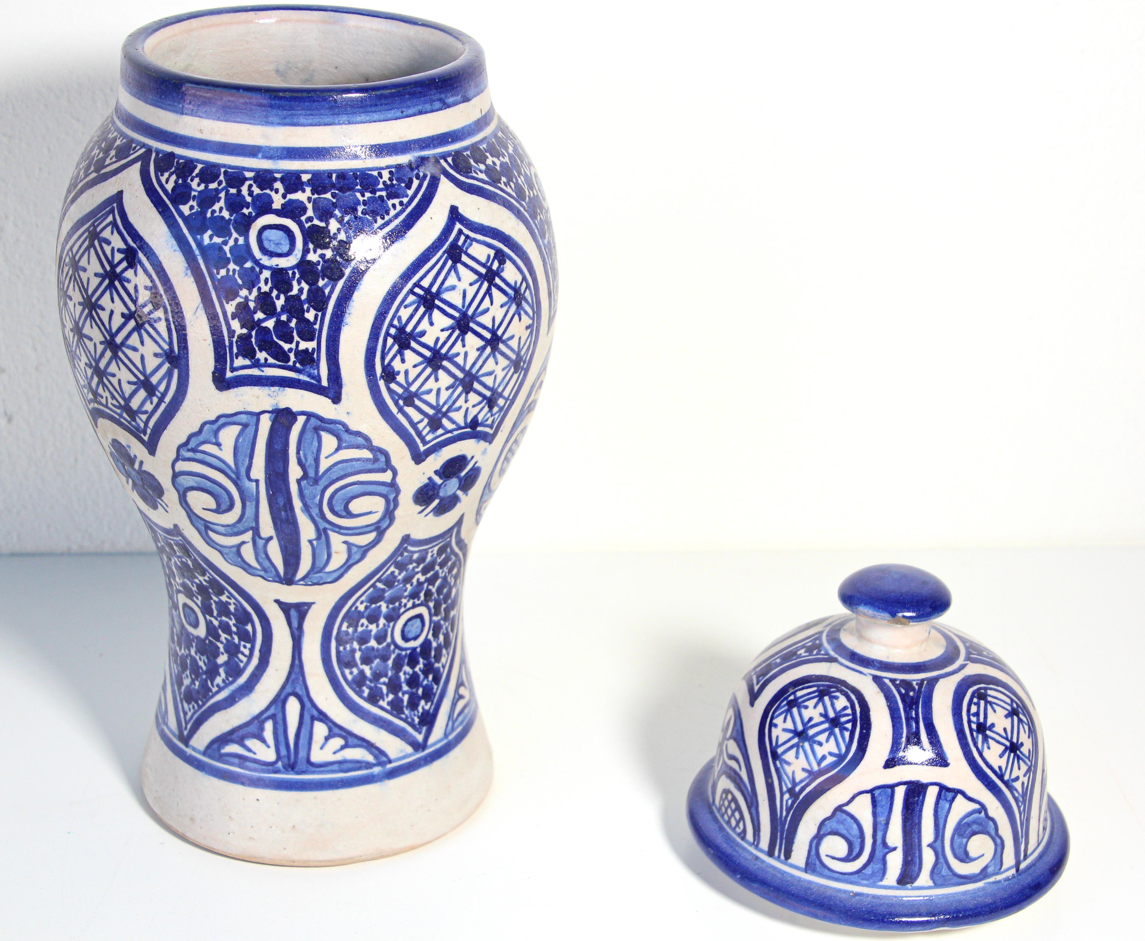 Fait main Jarre marocaine en céramique mauresque bleue et blanche de Fès en vente