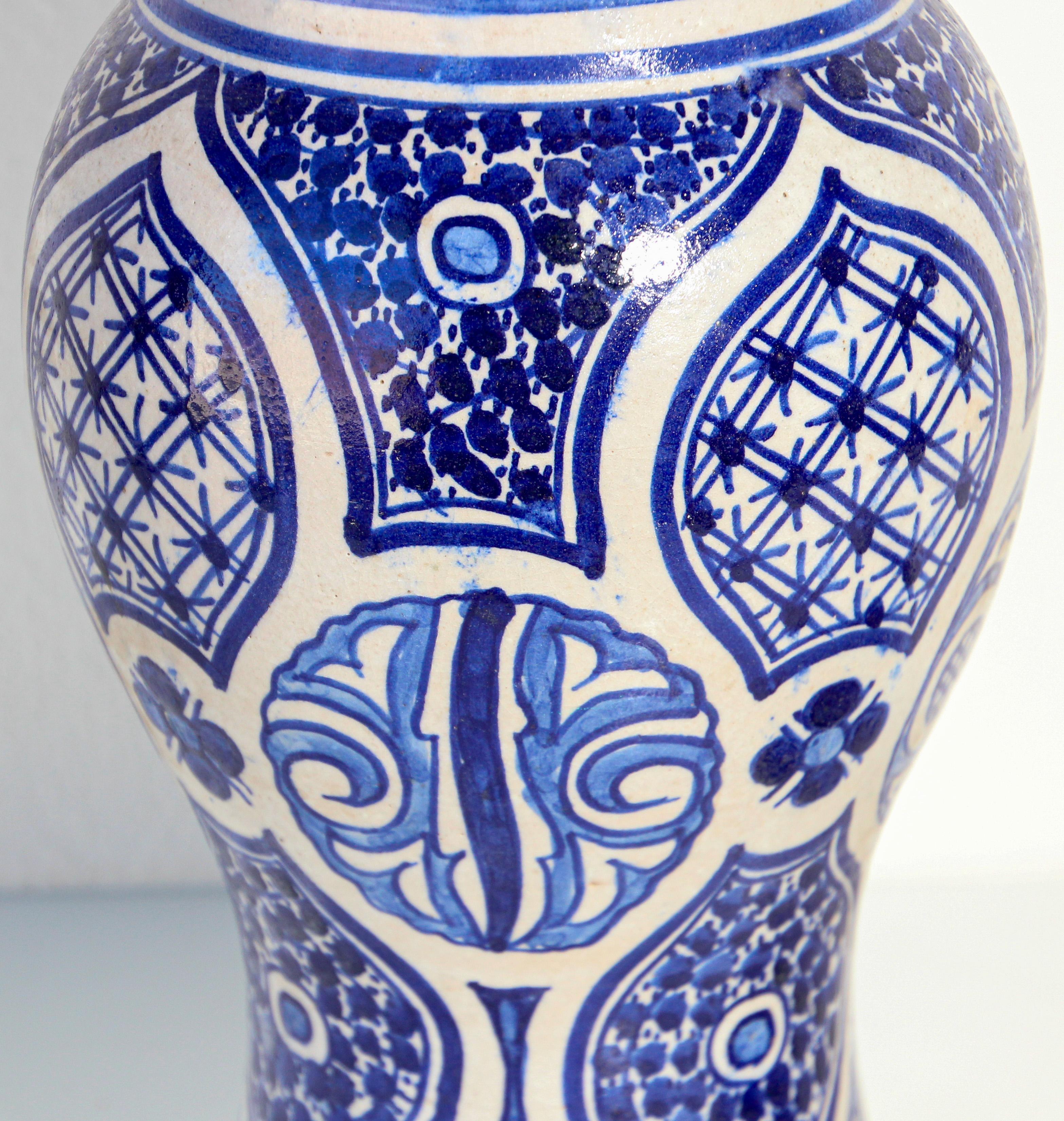 Jarre marocaine en céramique mauresque bleue et blanche de Fès Bon état - En vente à North Hollywood, CA