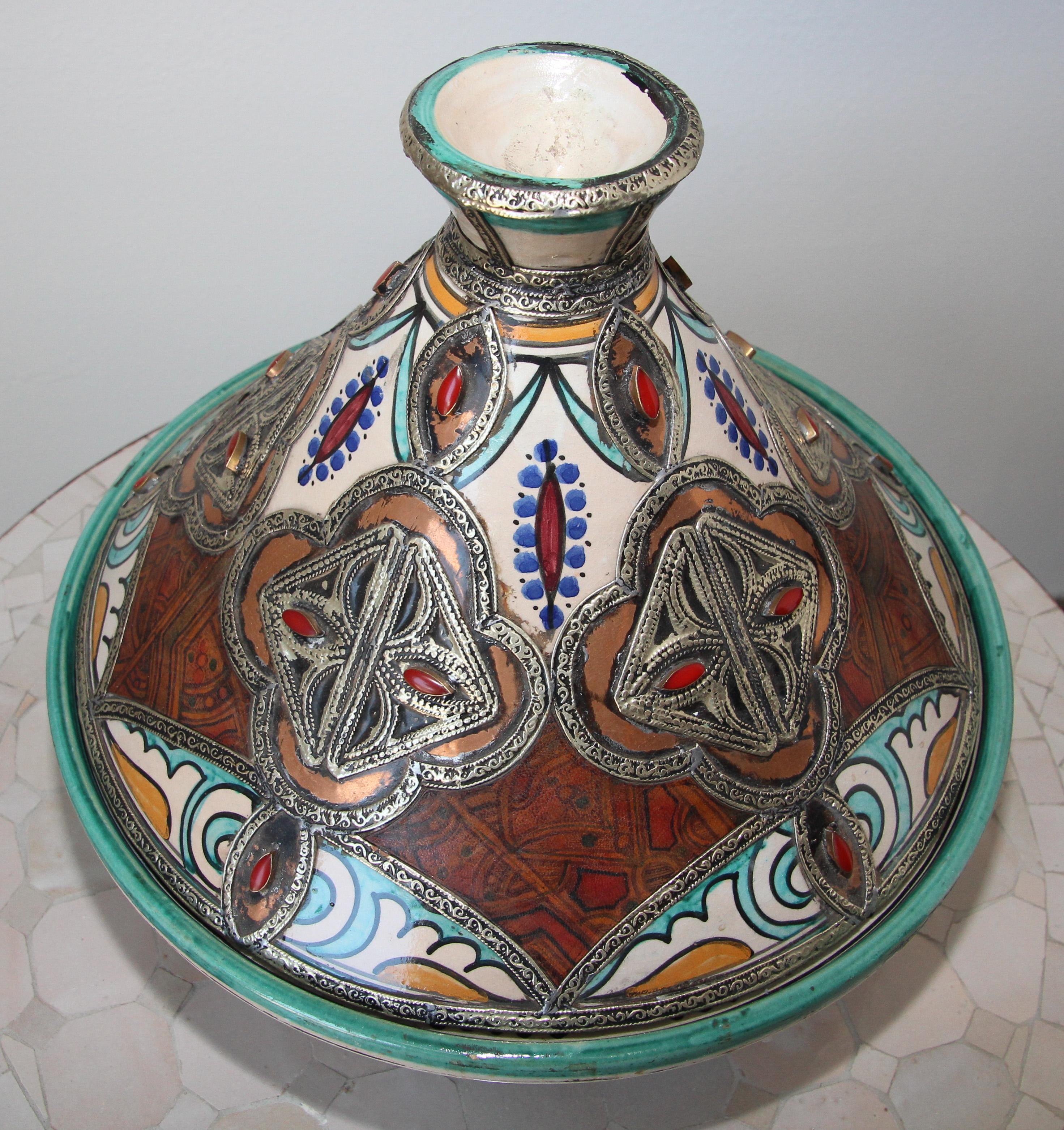 Marocain Bol en céramique mauresque marocaine avec couvercle, Tajine de Fez en vente