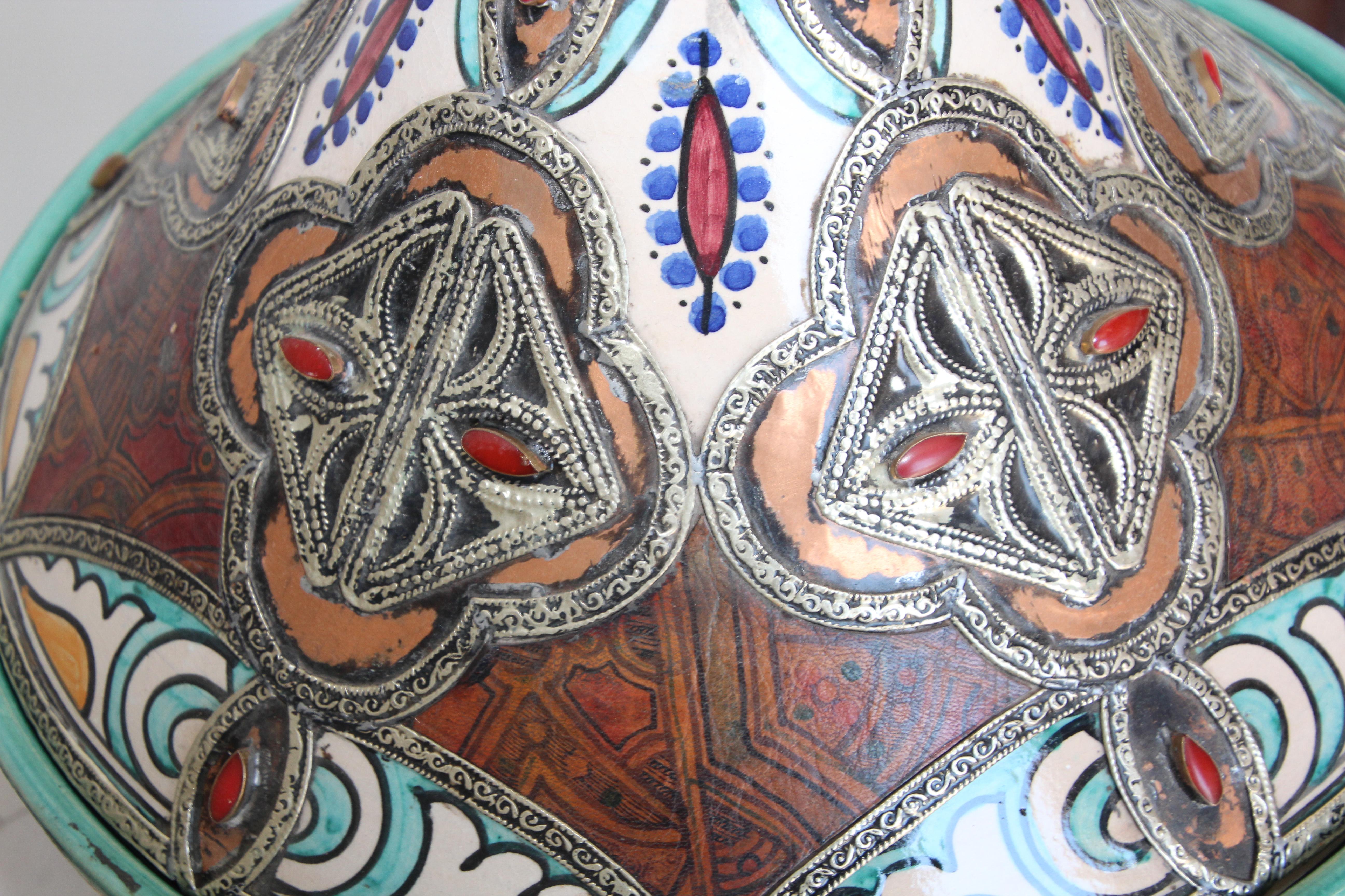 20ième siècle Bol en céramique mauresque marocaine avec couvercle, Tajine de Fez en vente