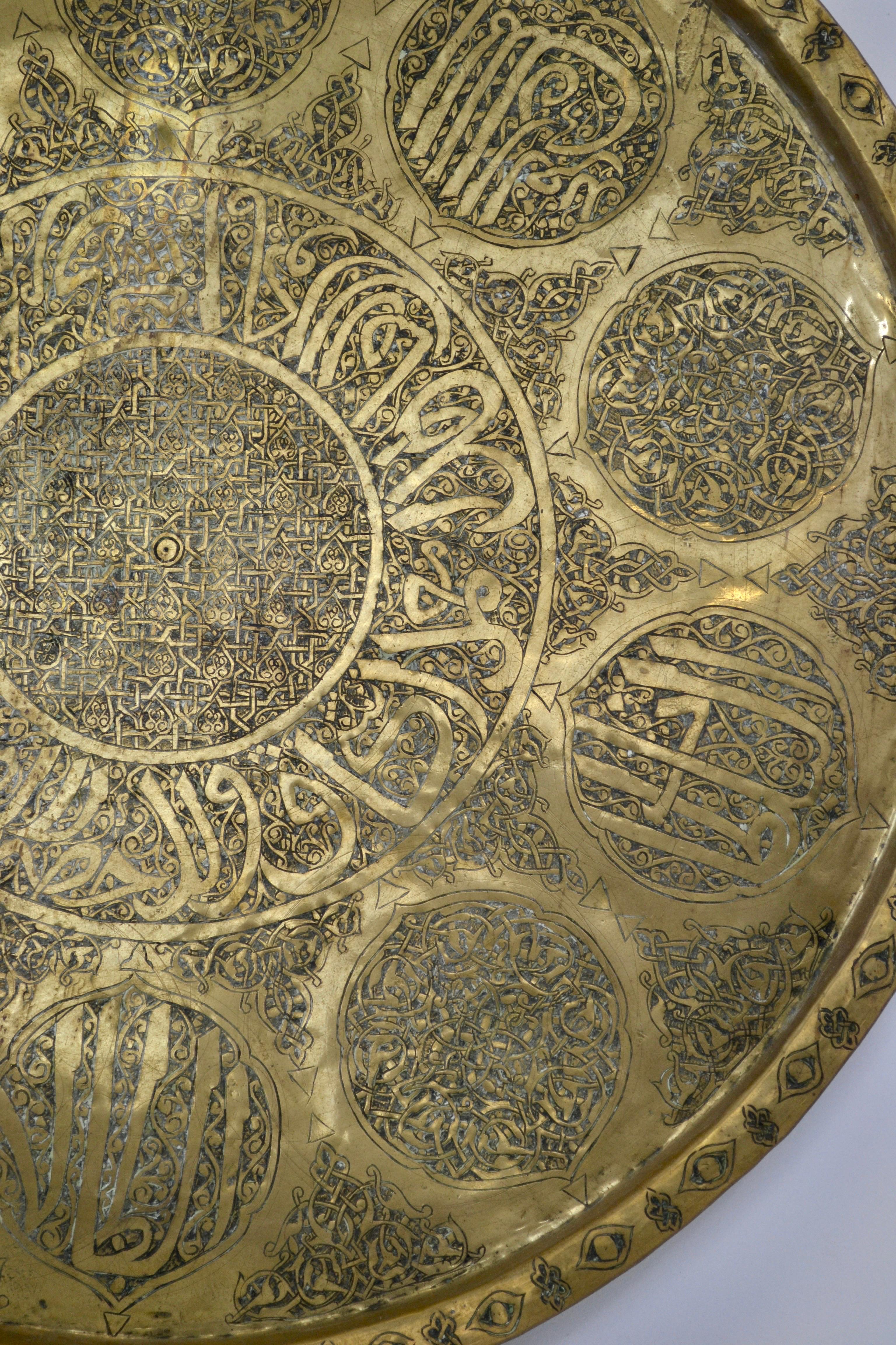 Moroccan Moorish Copper Tray Table with Hand-Carved Folding Base In Good Condition For Sale In SOTTEVILLE-LÈS-ROUEN, FR