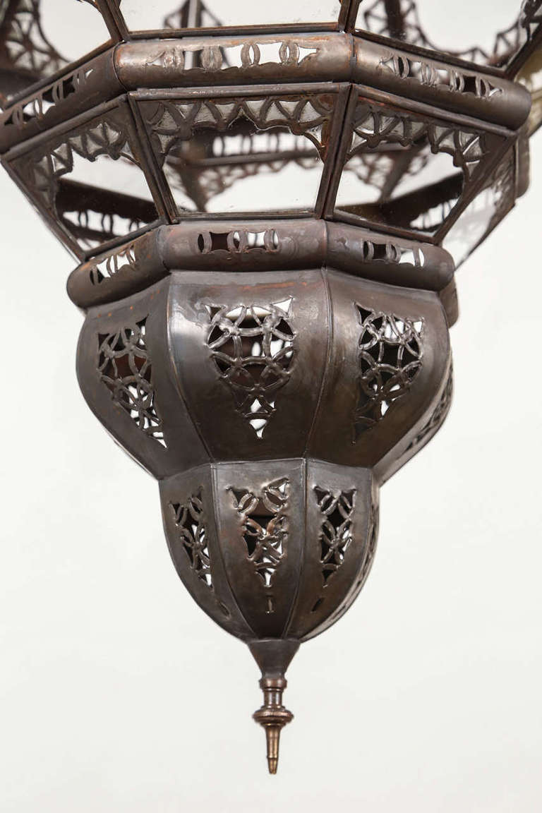Marocain Lanterne mauresque marocaine filigrane en métal et verre transparent en vente
