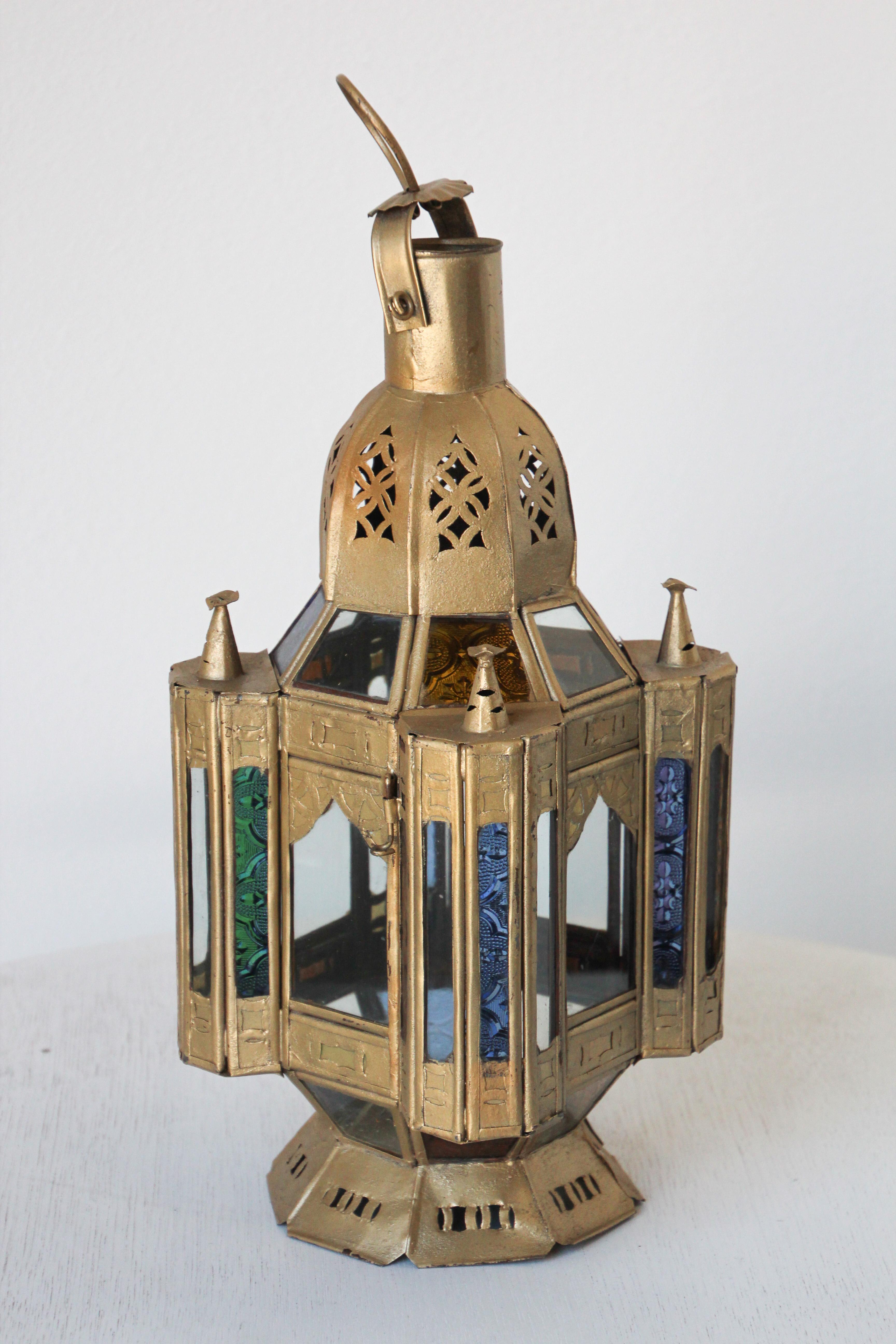 Marokkanische Kerzenlaterne aus vergoldetem Metall und Glas im maurischen Stil (Maurisch) im Angebot