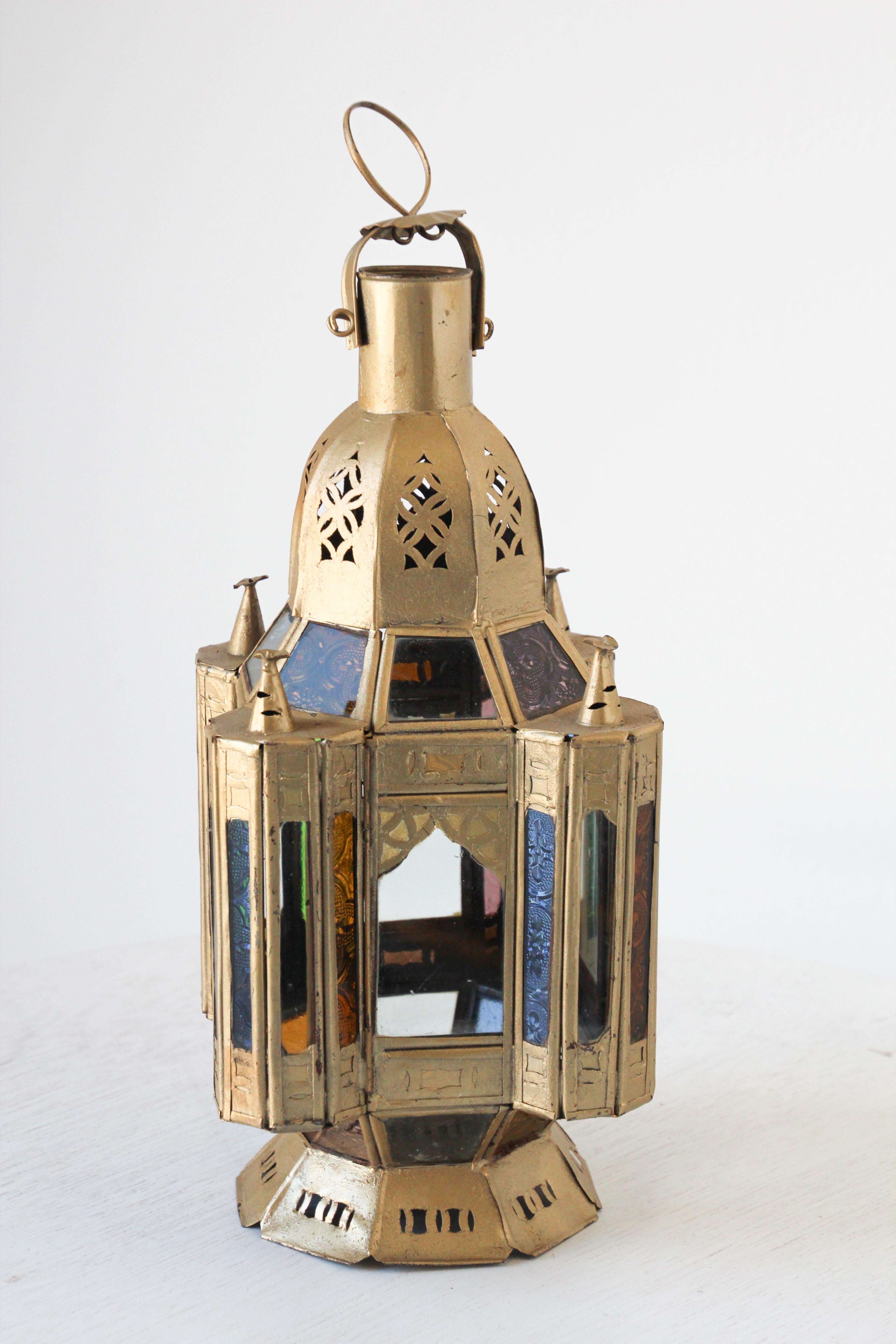 Marokkanische Kerzenlaterne aus vergoldetem Metall und Glas im maurischen Stil (Vergoldet) im Angebot