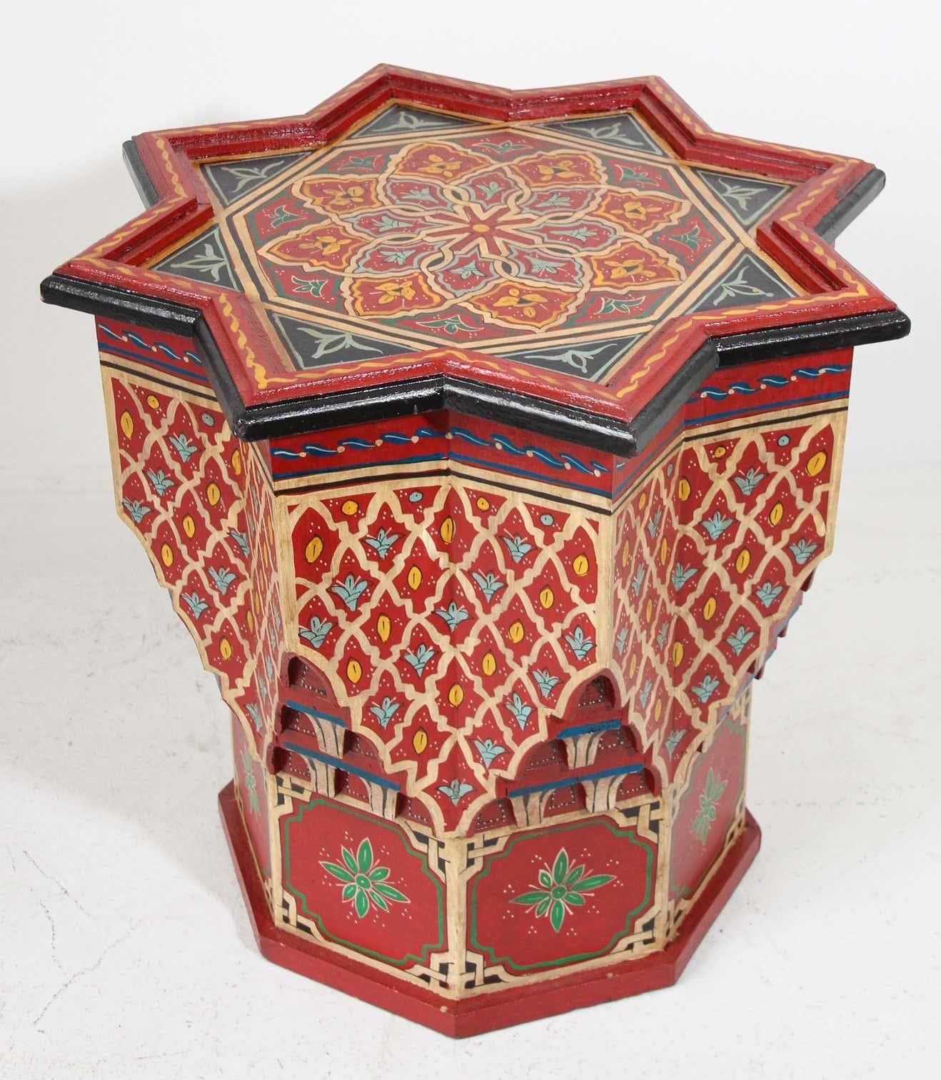 Table d'appoint mauresque marocaine peinte à la main en bois rouge en vente 2