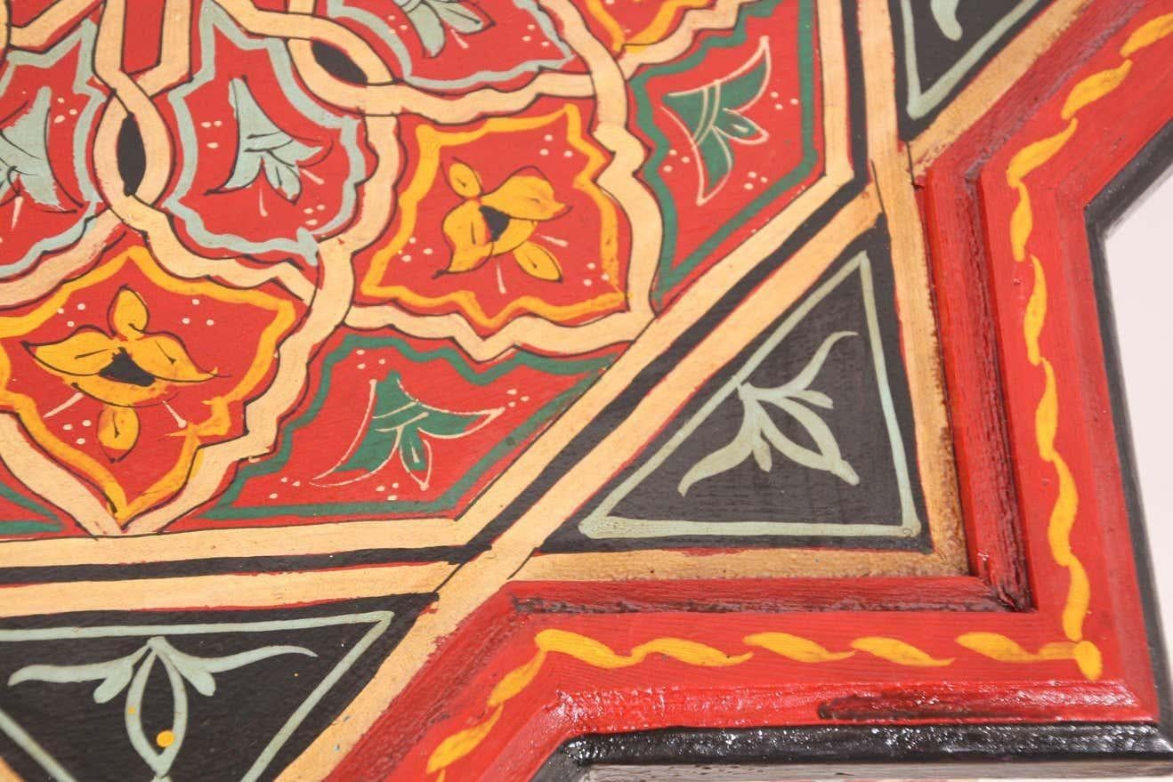 Marokkanischer Beistelltisch bunt rot handbemalt und geschnitzt Beistelltisch mit maurischen islamischen Motiven.
Sockeltisch im maurischen Stil mit rotem Hintergrund und mehrfarbigen floralen und geometrischen Mustern.
Sehr dekoratives, feines