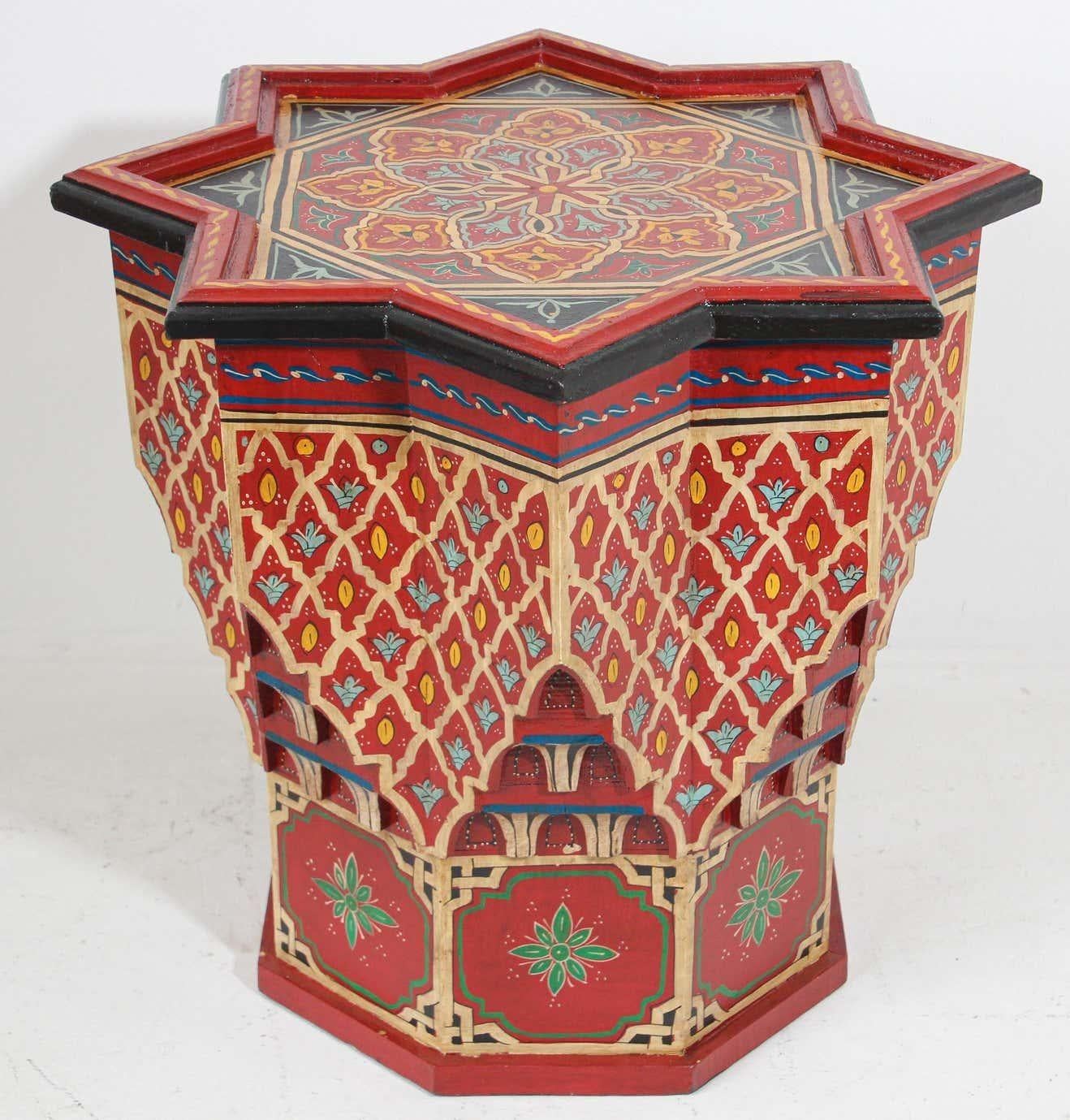 Bois Table d'appoint mauresque marocaine peinte à la main en bois rouge en vente