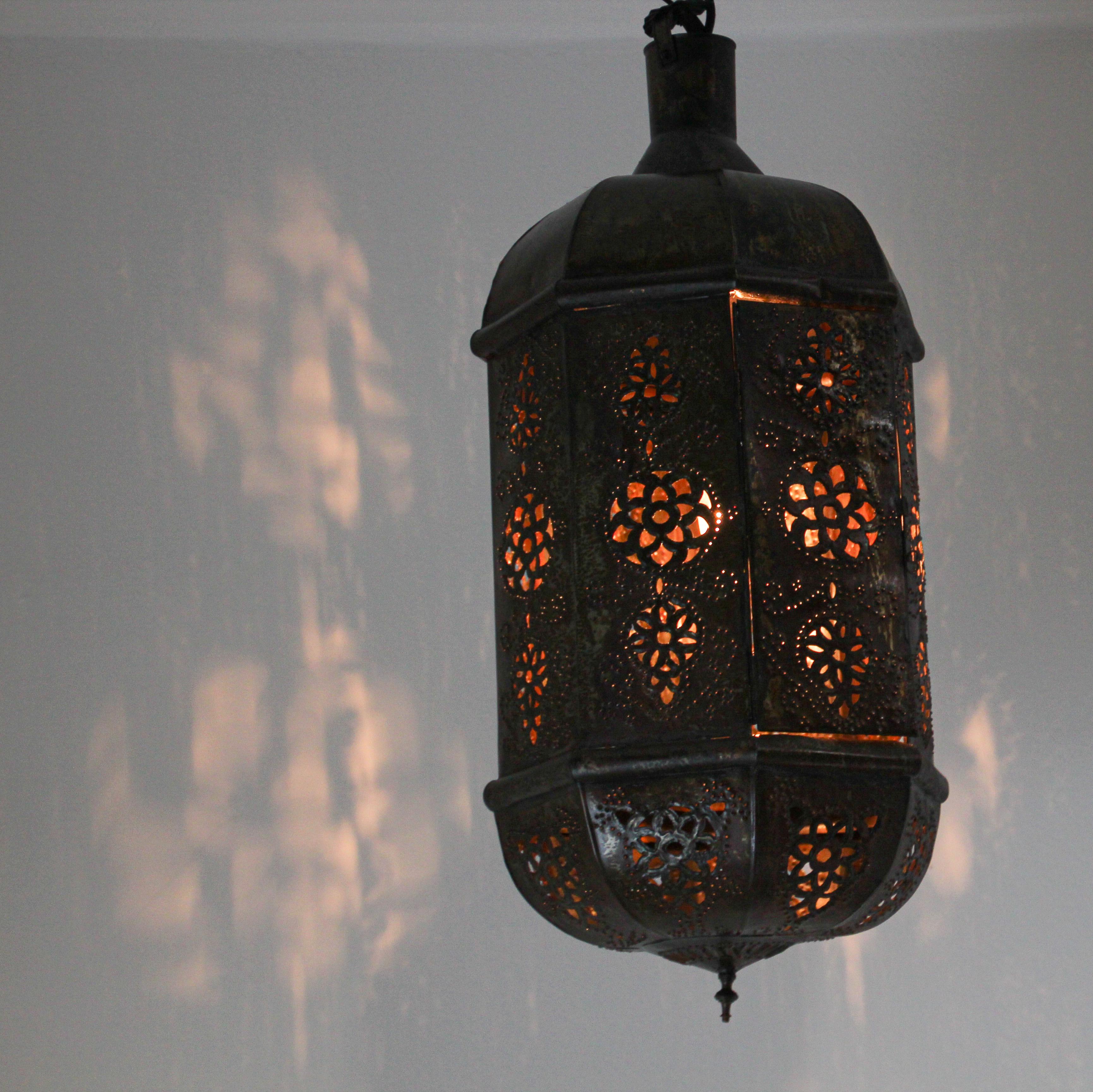 Martelé Lampe à suspension marocaine en métal fabriquée à la main, style mauresque en vente