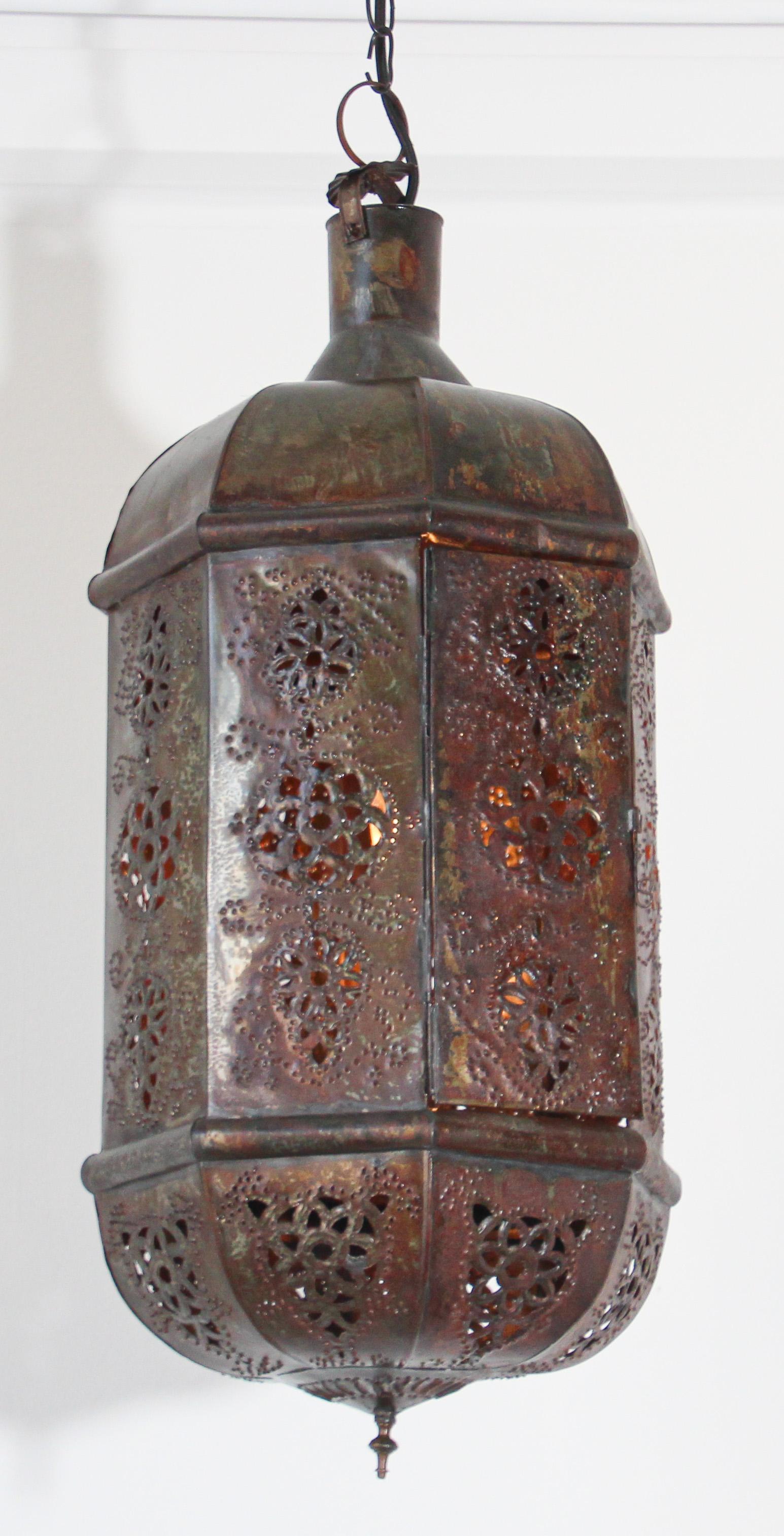 Lampe à suspension marocaine en métal fabriquée à la main, style mauresque État moyen - En vente à North Hollywood, CA