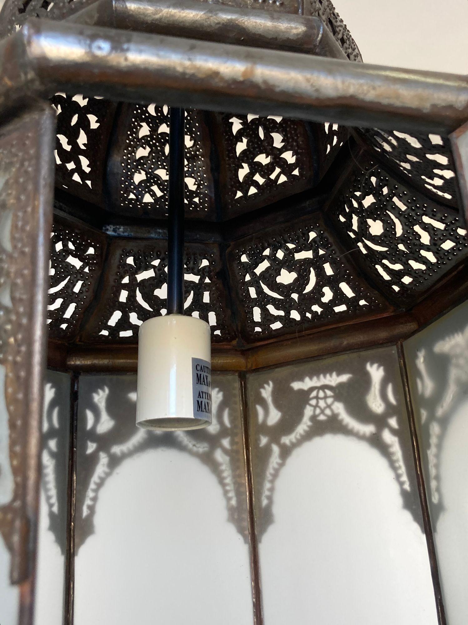 Lanterne de suspension mauresque marocaine en métal avec verre laiteux en vente 4