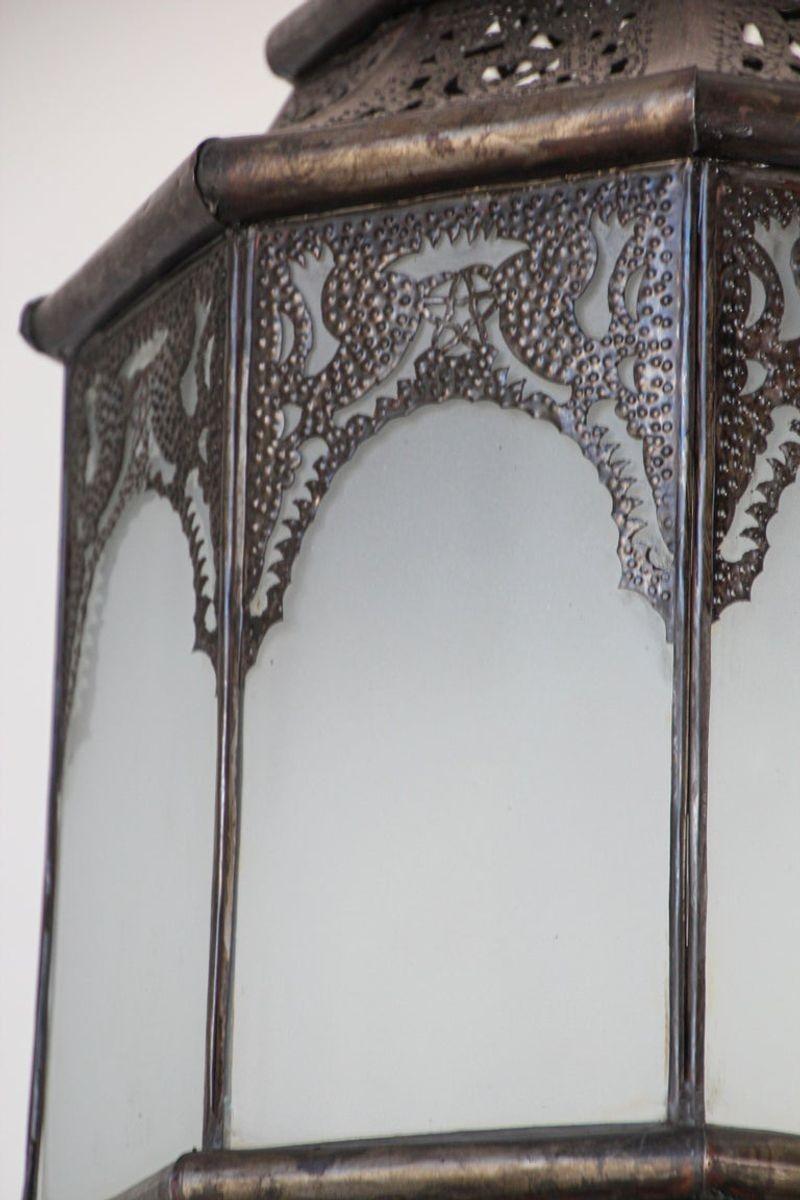 Marokkanische maurische hängende Metalllaterne aus Metall mit Milchglas im Angebot 9