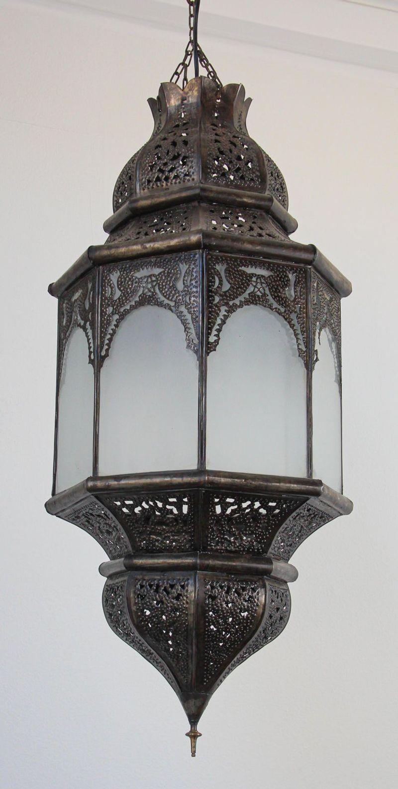 Lanterne de suspension mauresque marocaine en métal avec verre laiteux en vente 9