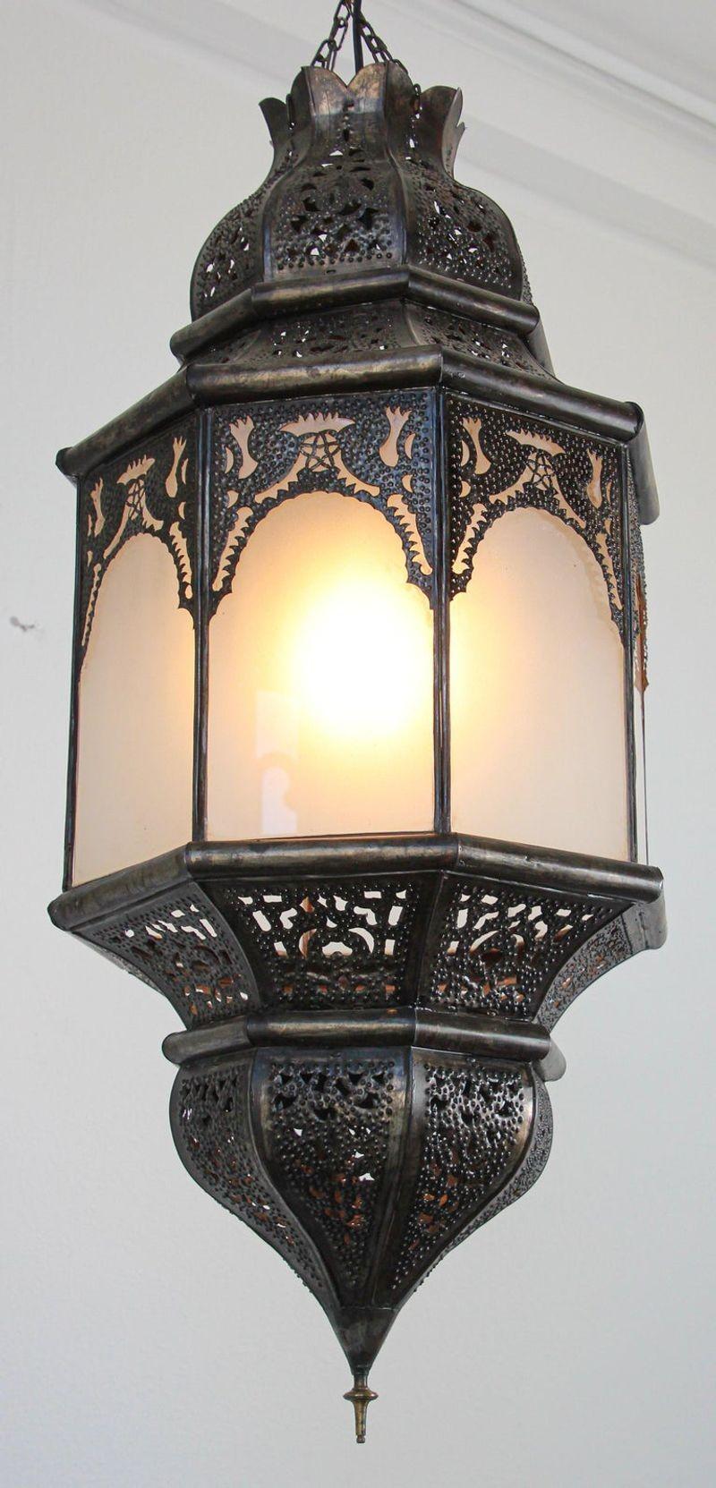 Lanterne de suspension mauresque marocaine en métal avec verre laiteux en vente 10