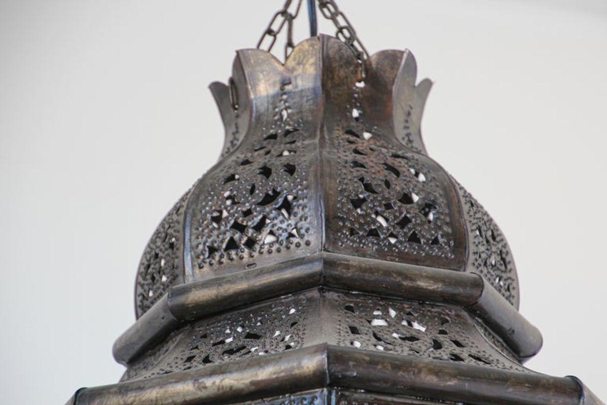 Lanterne de suspension mauresque marocaine en métal avec verre laiteux en vente 11