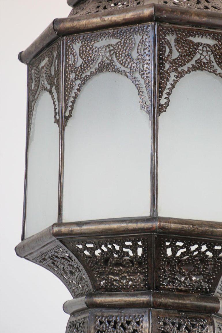 Lanterne de suspension mauresque marocaine en métal avec verre laiteux en vente 12