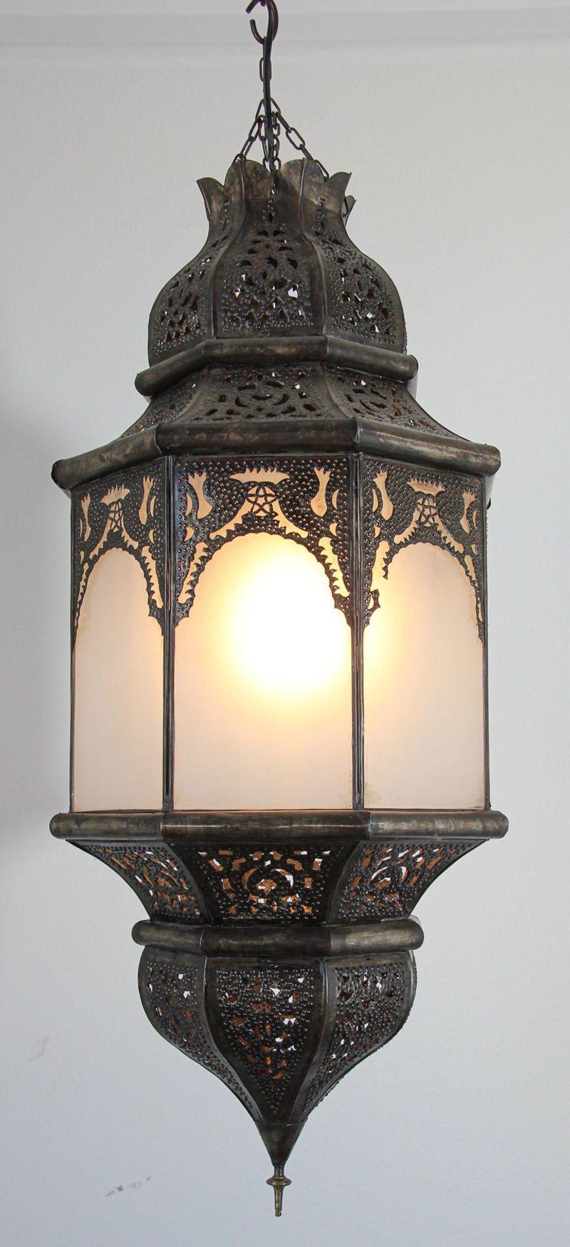 Lanterne de suspension mauresque marocaine en métal avec verre laiteux Bon état - En vente à North Hollywood, CA