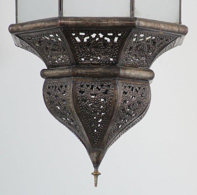 20ième siècle Lanterne de suspension mauresque marocaine en métal avec verre laiteux en vente