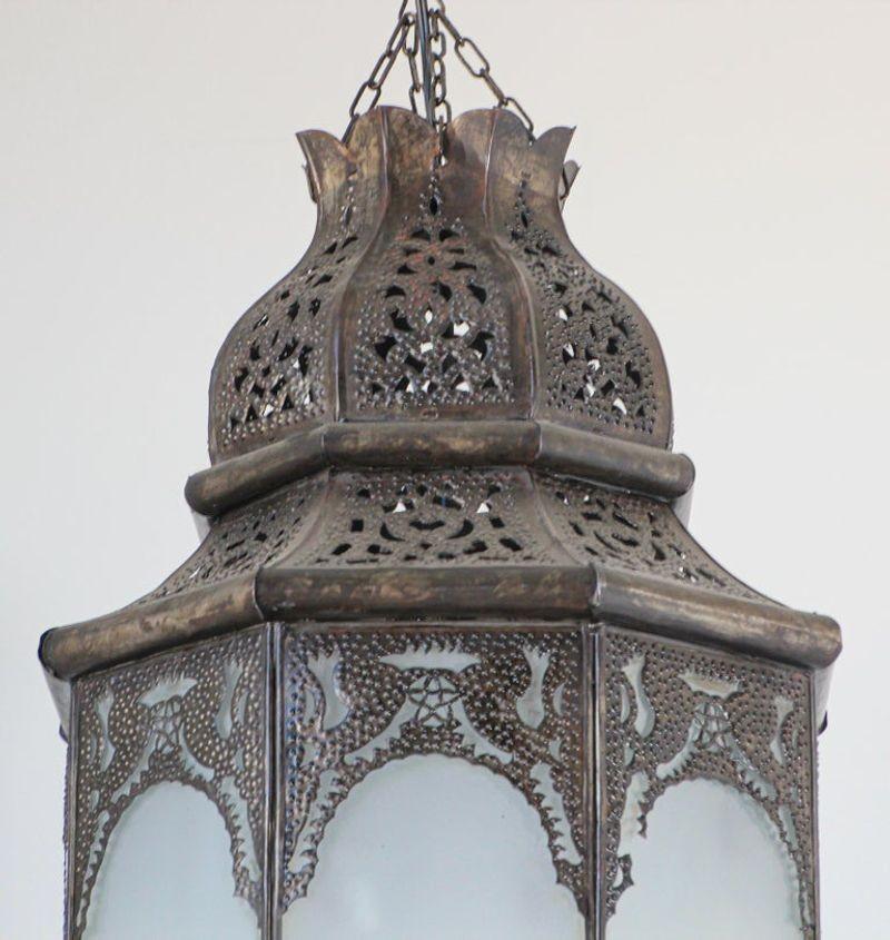 Lanterne de suspension mauresque marocaine en métal avec verre laiteux en vente 1