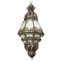 Lanterna vintage marocchina in vetro opalino in stile moresco con struttura in metallo traforato, Marrakech