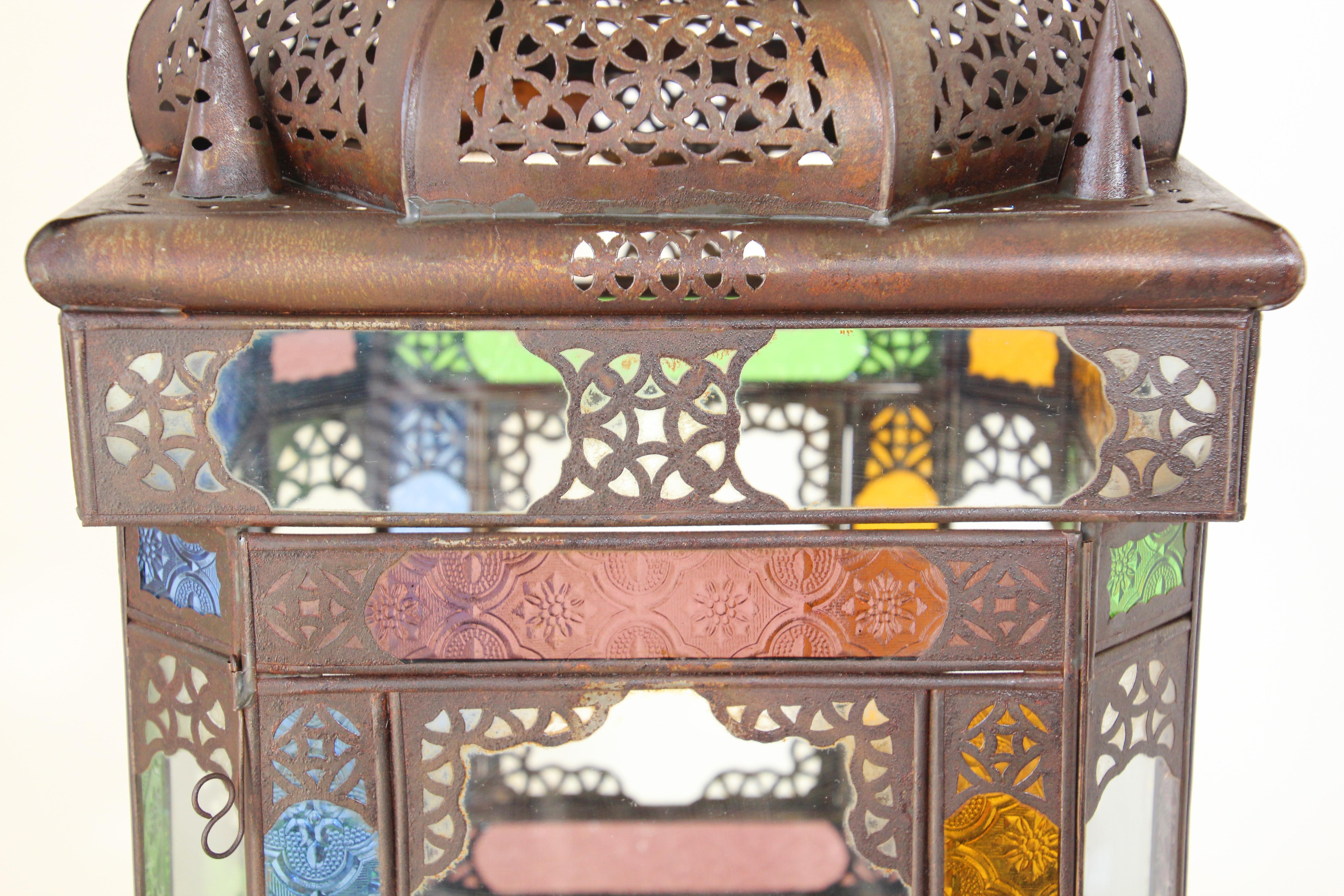 Lanterne marocaine en métal avec verre multicolore en vente 3
