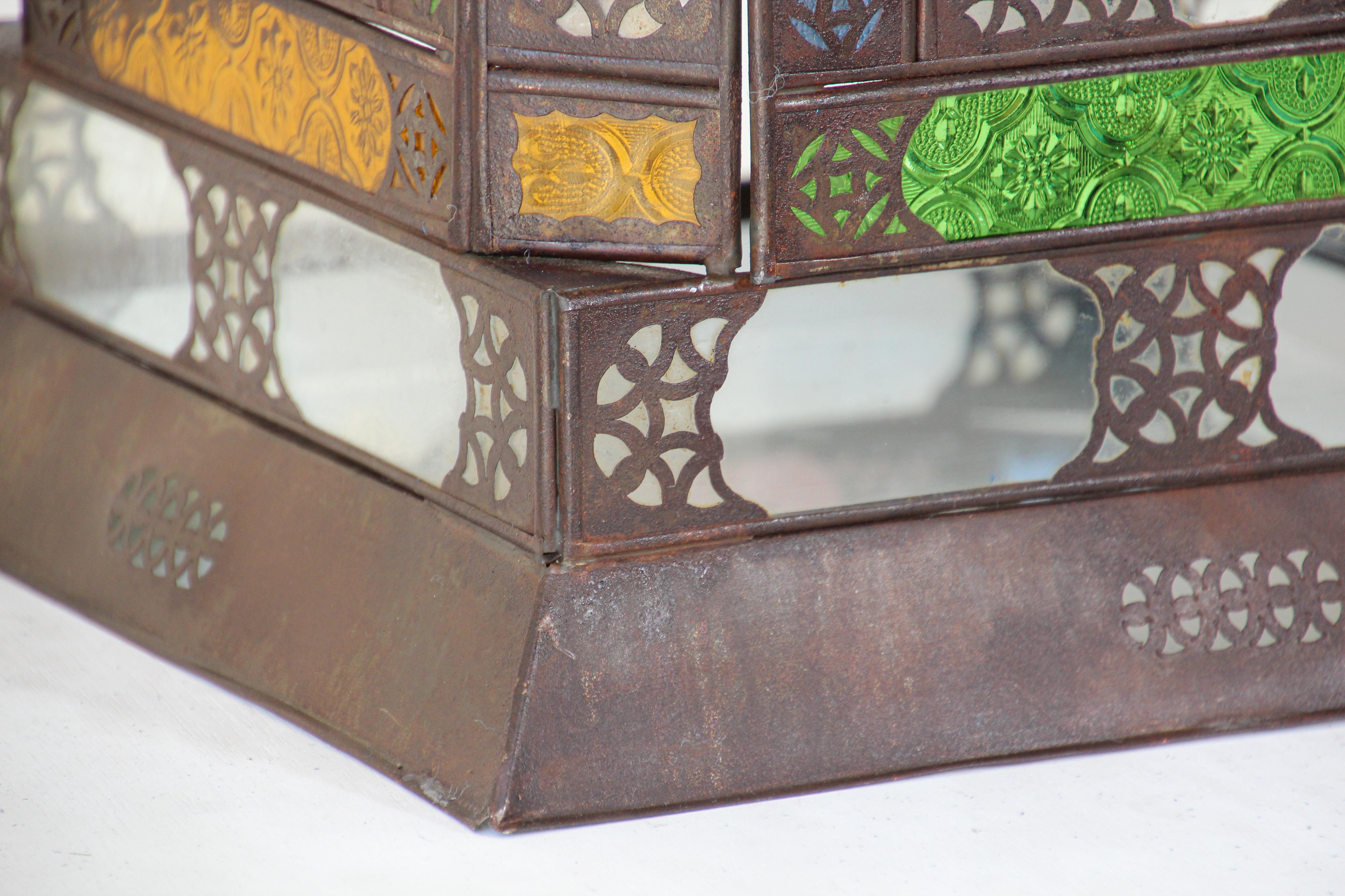20ième siècle Lanterne marocaine en métal avec verre multicolore en vente