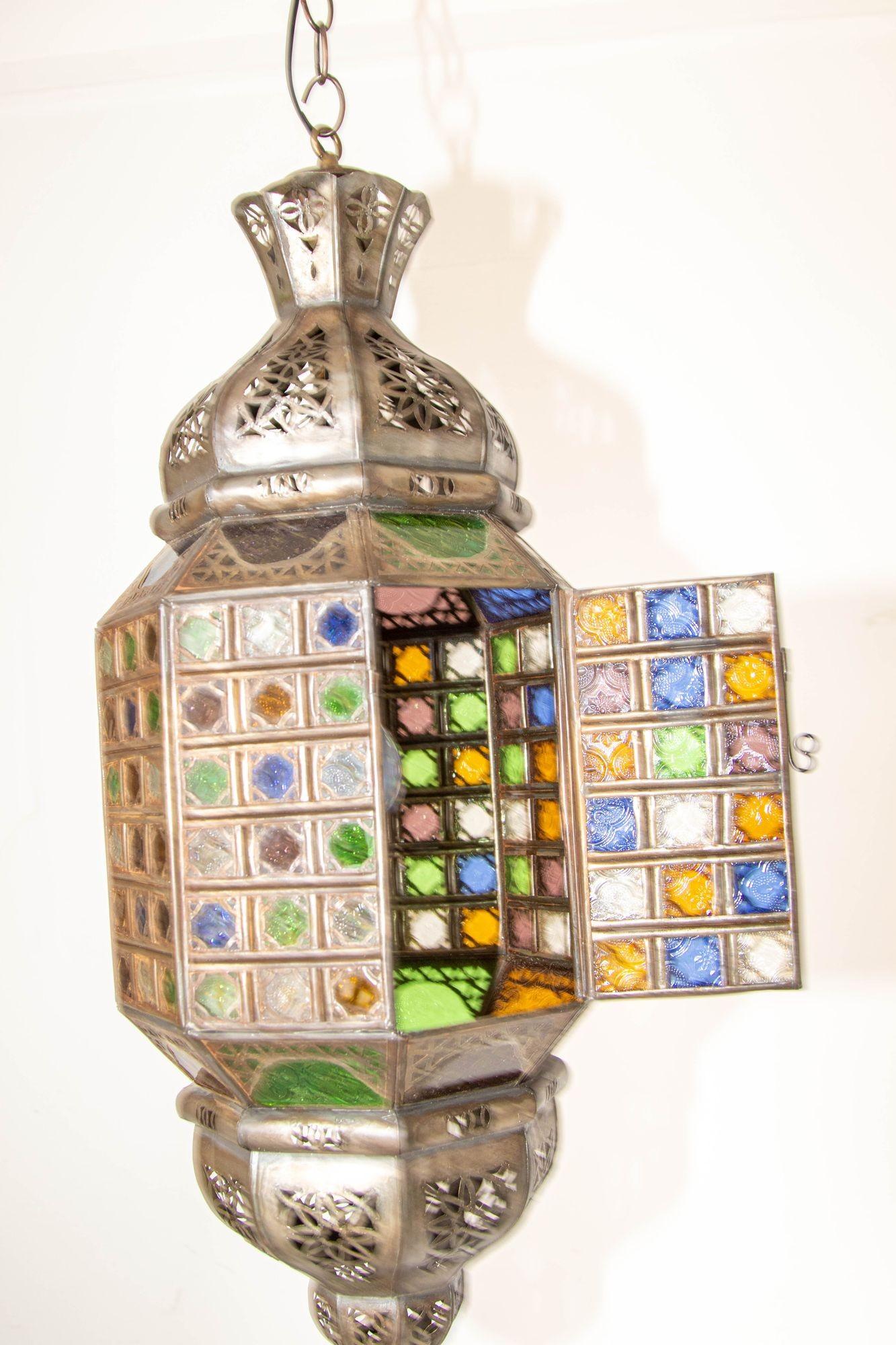 20ième siècle Luminaire marocain en métal mauresque avec verre teinté