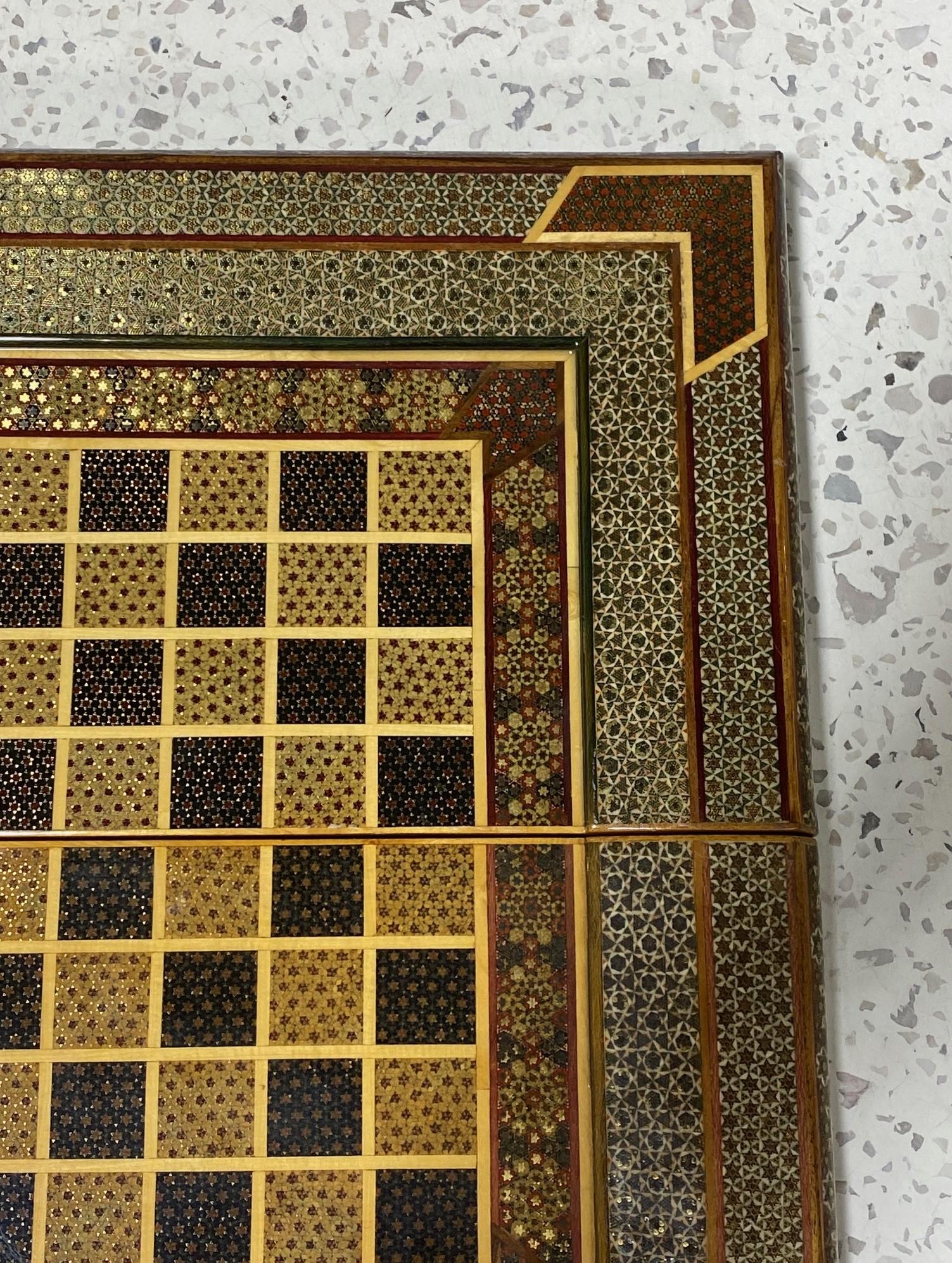 Marokkanische maurische Nahost Intarsien Mikro Mosaik Backgammon und Schachbrett (Holz) im Angebot