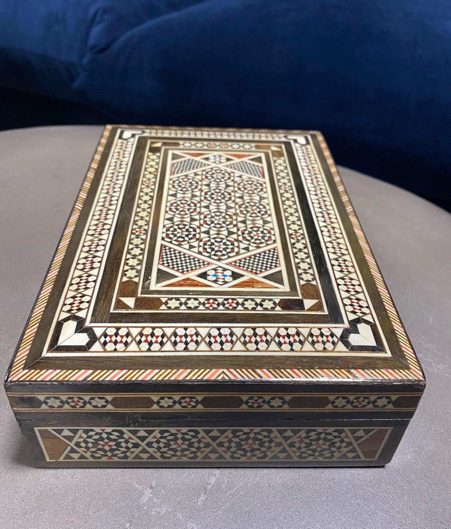 Grande boîte à bijoux marocaine mauresque du Moyen-Orient en bois incrusté de micro-mosaïque en vente 3