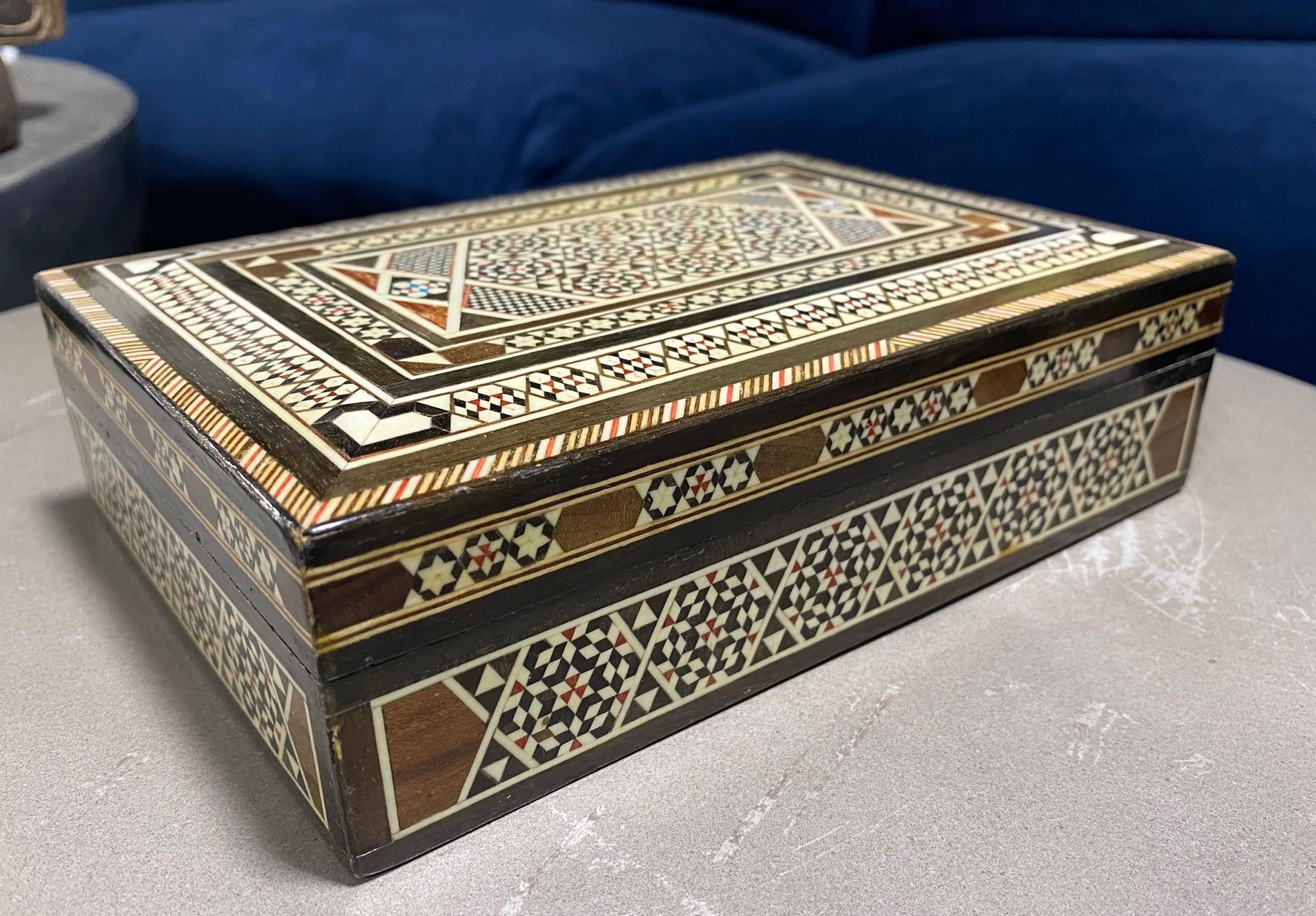 Grande boîte à bijoux marocaine mauresque du Moyen-Orient en bois incrusté de micro-mosaïque en vente 4