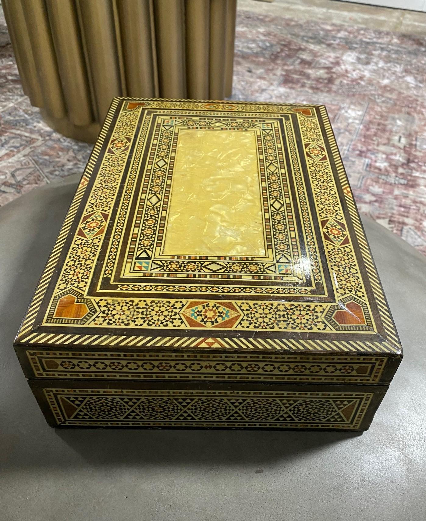 Caja de joyería marroquí morisca de Oriente Medio grande con incrustaciones de madera y micromosaico en venta 4