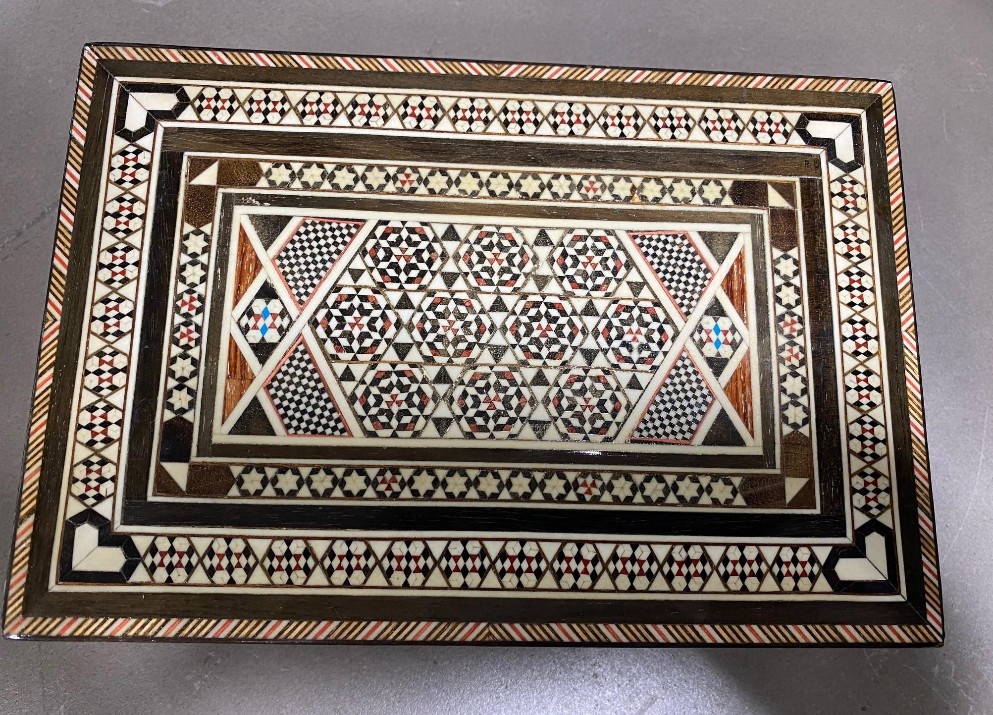 Caja de joyería marroquí morisca de Oriente Medio grande con incrustaciones de madera y micromosaico en venta 6