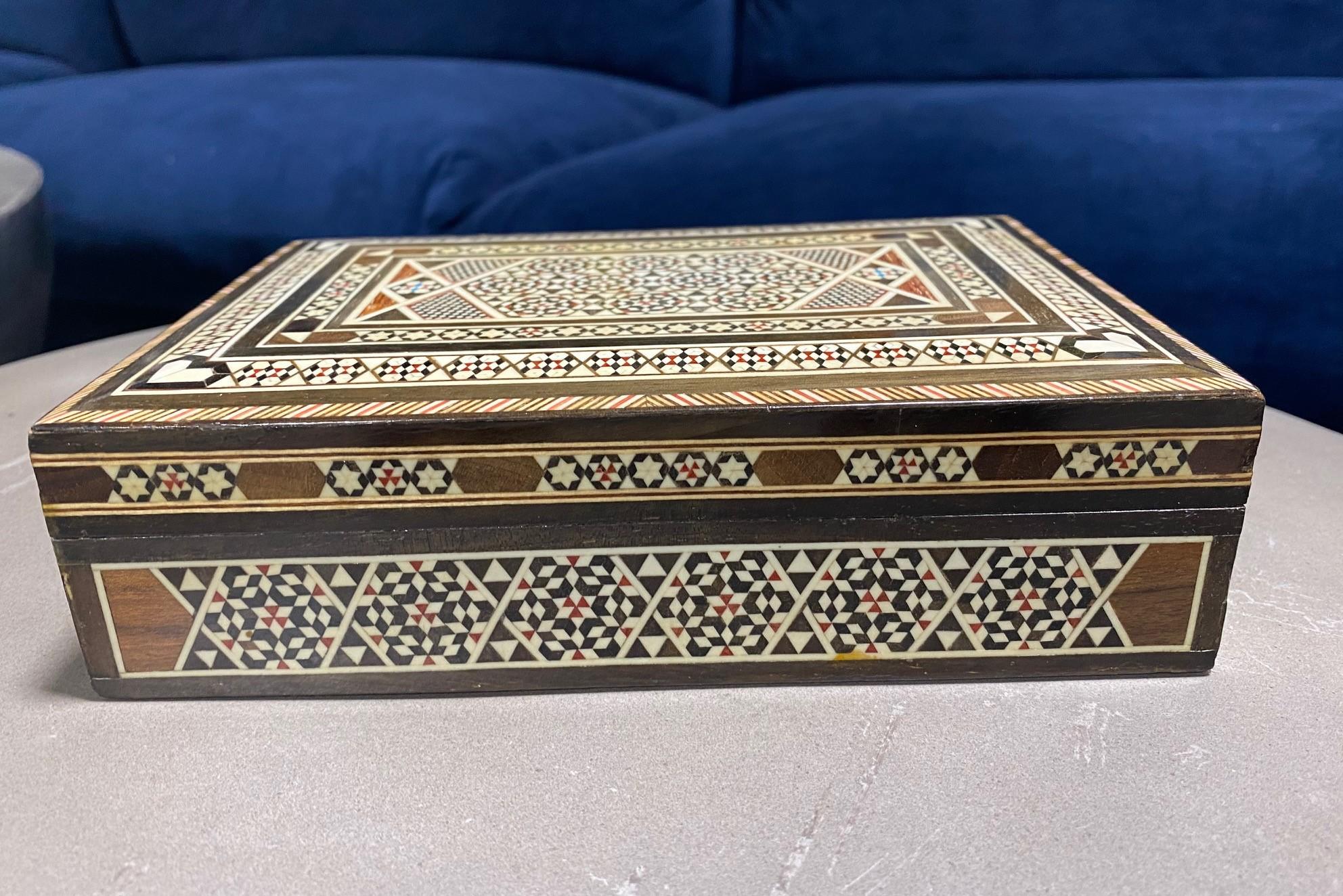 Mauresque Grande boîte à bijoux marocaine mauresque du Moyen-Orient en bois incrusté de micro-mosaïque en vente