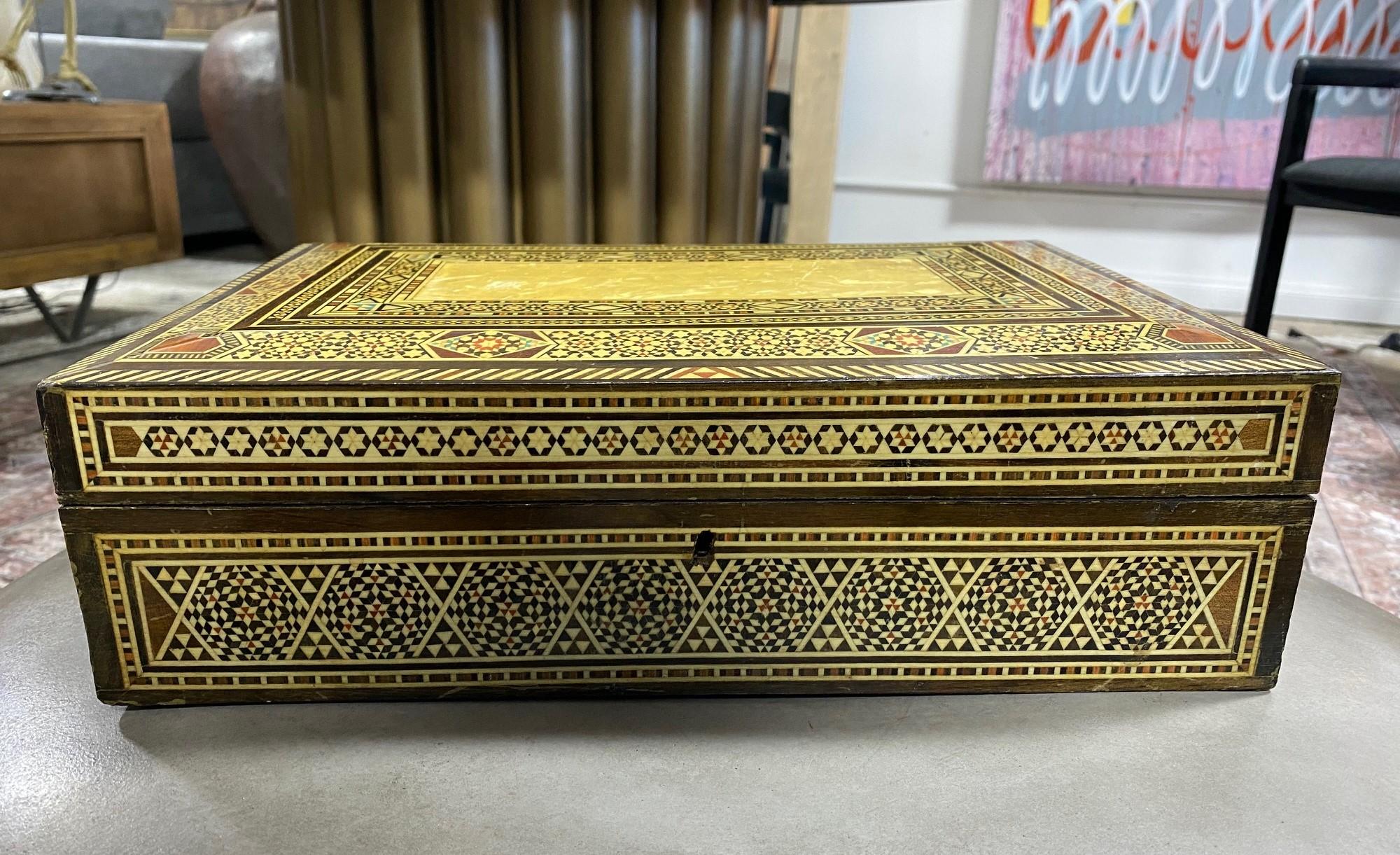 Caja de joyería marroquí morisca de Oriente Medio grande con incrustaciones de madera y micromosaico Morisco en venta