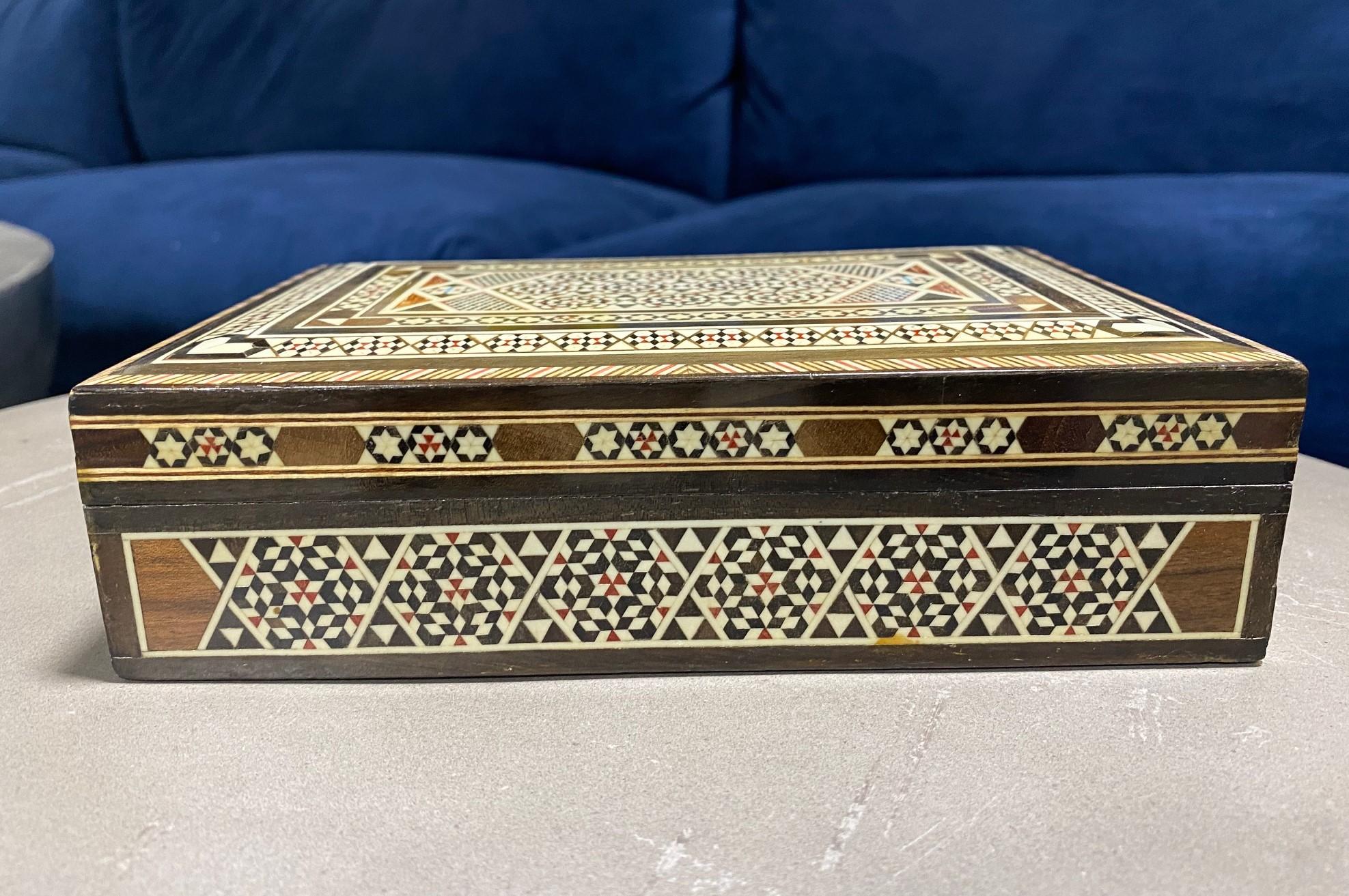 Marokkanisch-mosaik-schmuckkästchen mit großen Intarsien aus Holz, Marokkanisch-mosaik (Handgefertigt) im Angebot