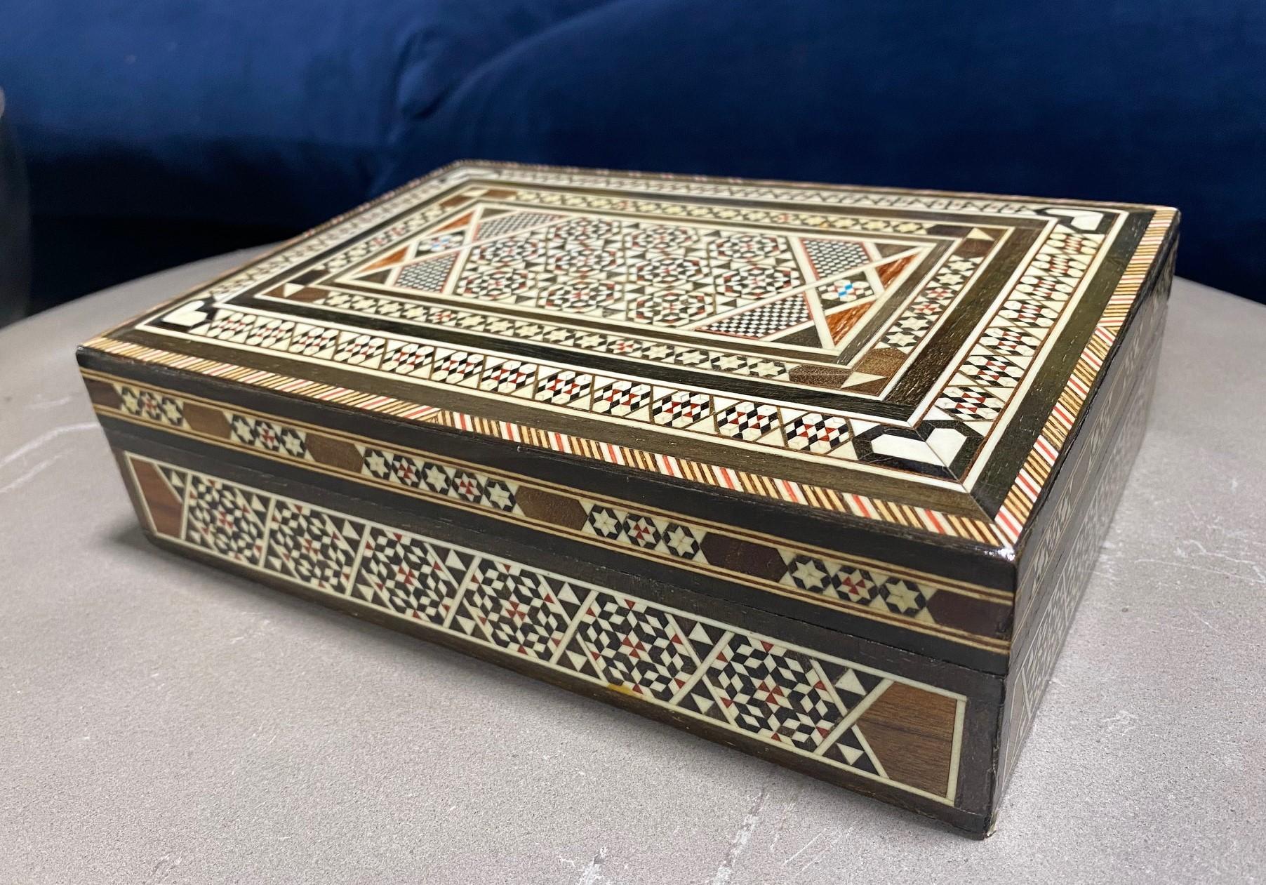 Grande boîte à bijoux marocaine mauresque du Moyen-Orient en bois incrusté de micro-mosaïque Bon état - En vente à Studio City, CA