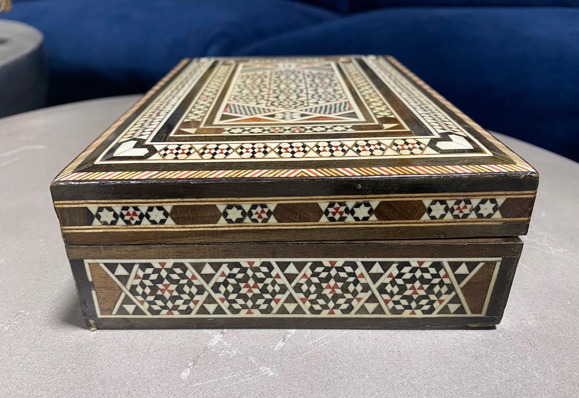 Caja de joyería marroquí morisca de Oriente Medio grande con incrustaciones de madera y micromosaico siglo XX en venta