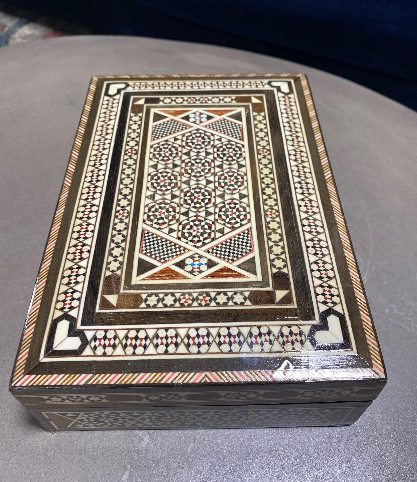 Caja de joyería marroquí morisca de Oriente Medio grande con incrustaciones de madera y micromosaico Madera en venta
