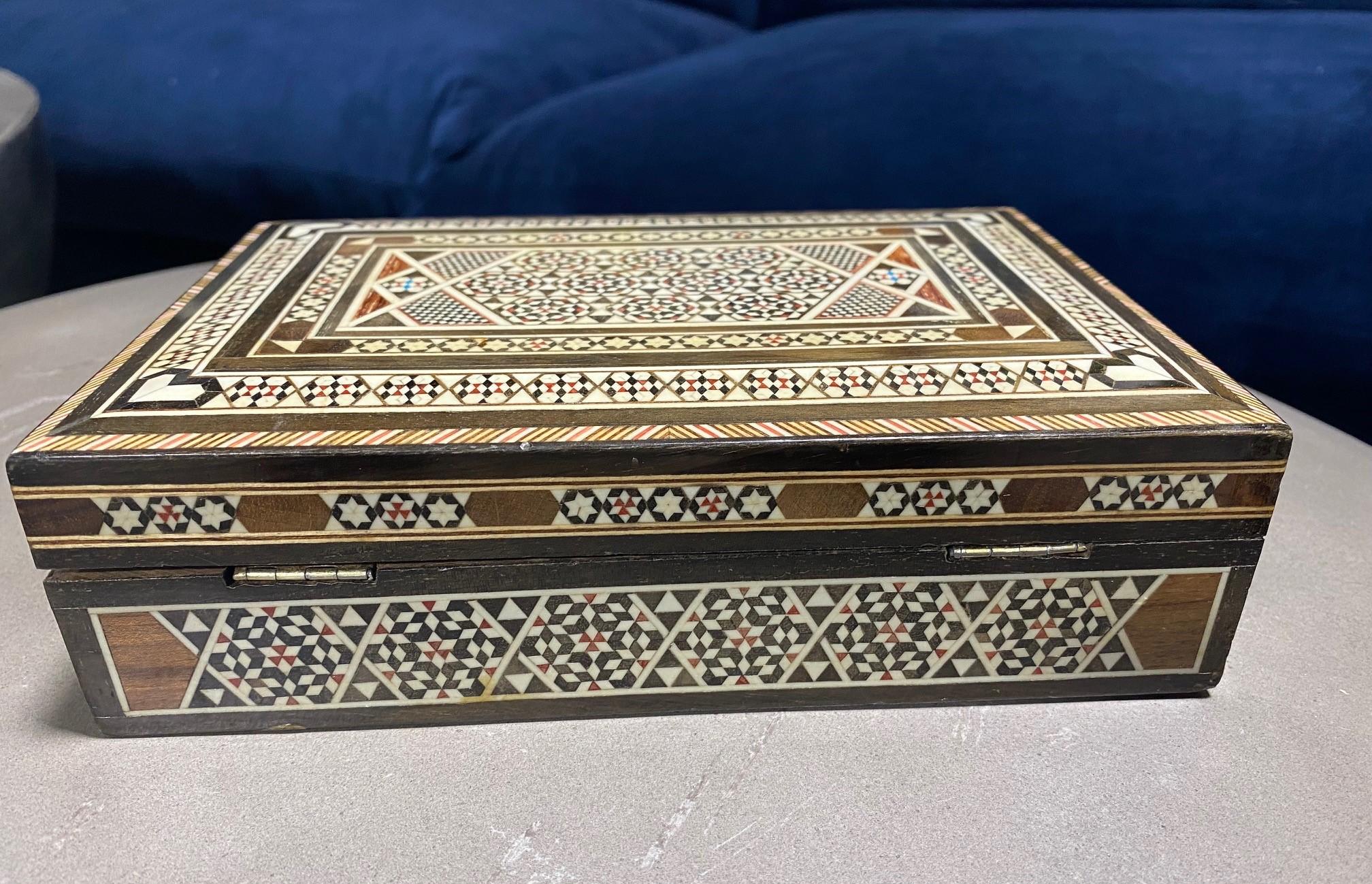 Grande boîte à bijoux marocaine mauresque du Moyen-Orient en bois incrusté de micro-mosaïque en vente 1