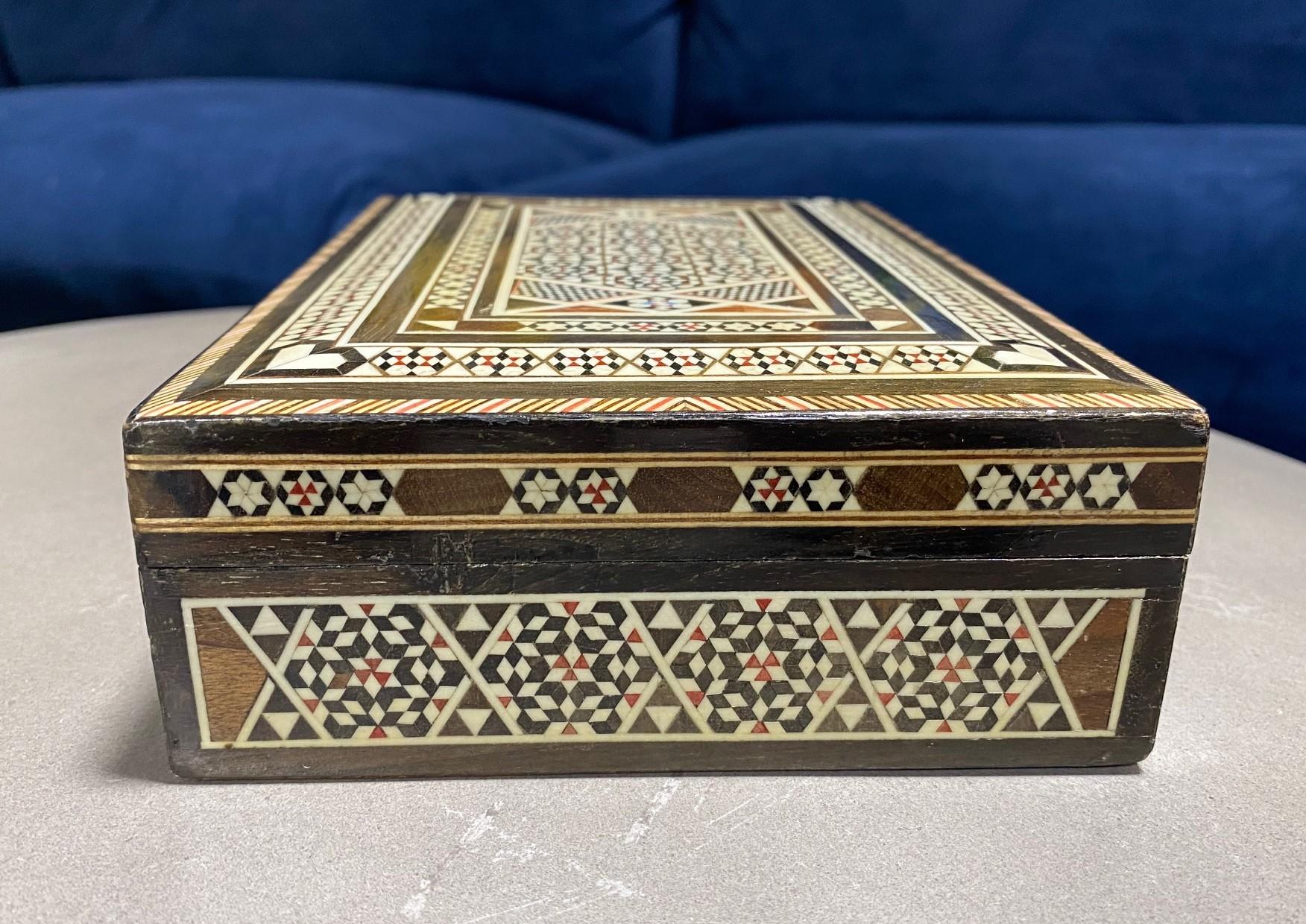 Caja de joyería marroquí morisca de Oriente Medio grande con incrustaciones de madera y micromosaico en venta 2