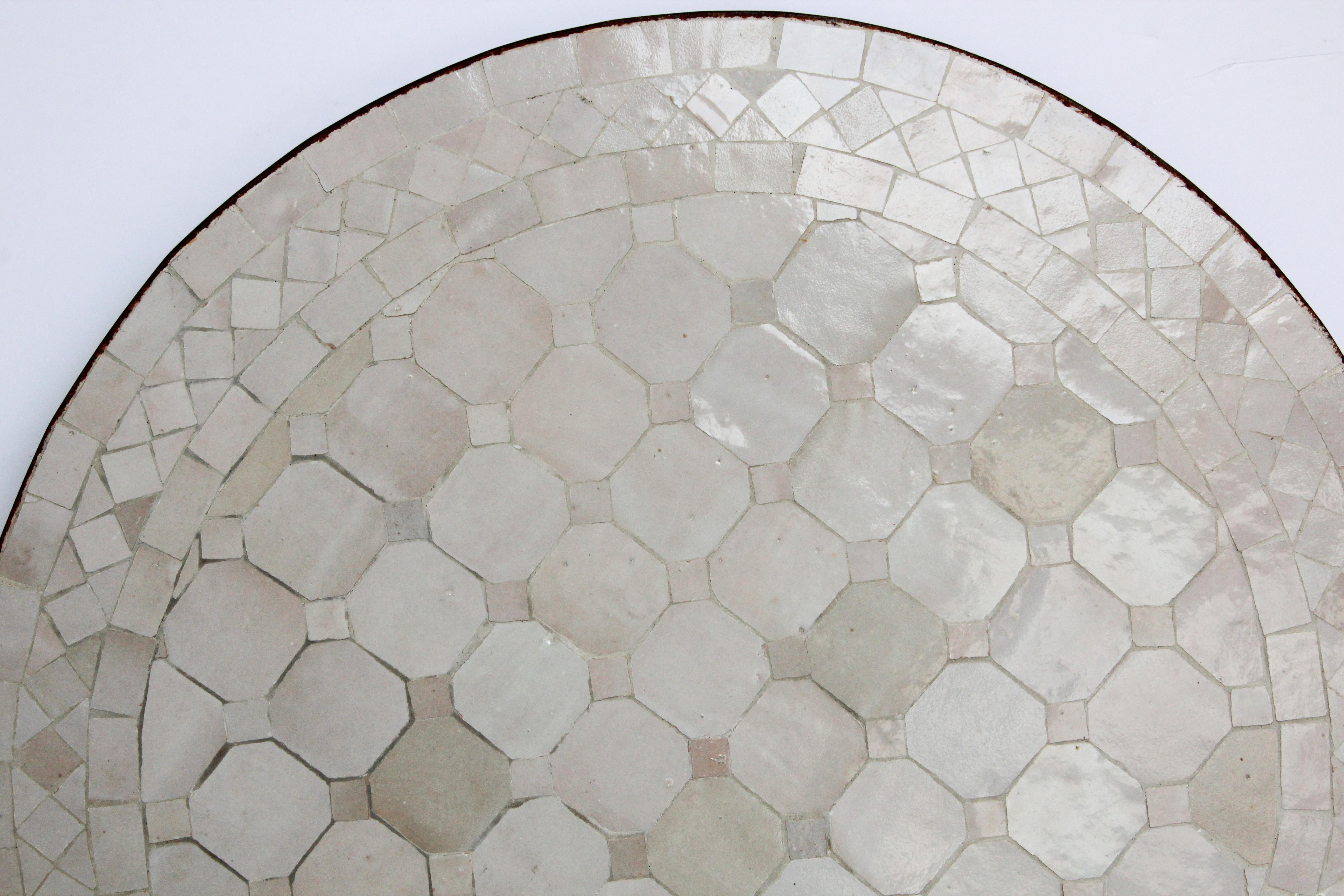 Table d'appoint marocaine en mosaïque mauresque de couleur ivoire-blanc 3