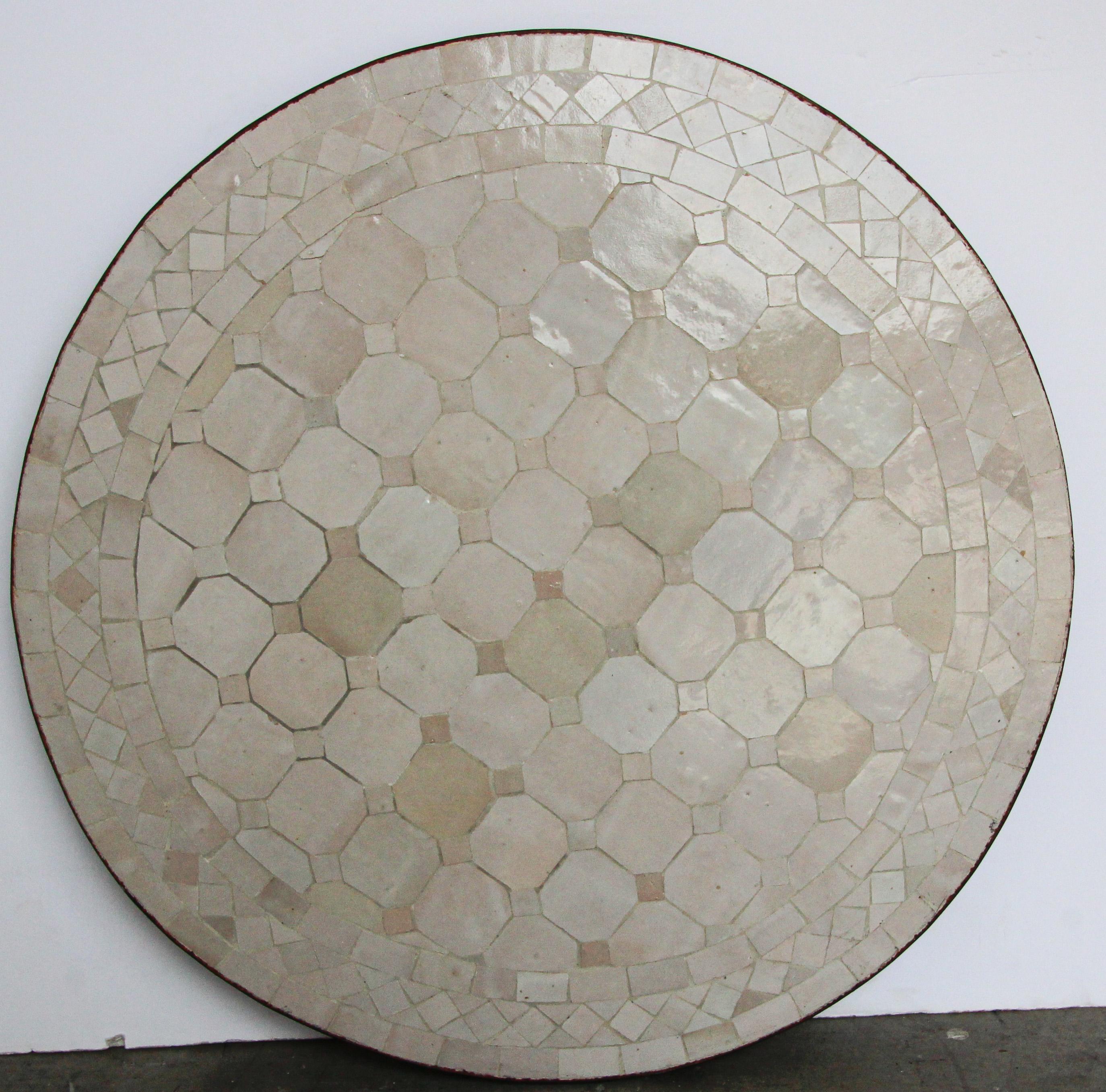 Table d'appoint marocaine en mosaïque mauresque de couleur ivoire-blanc 9