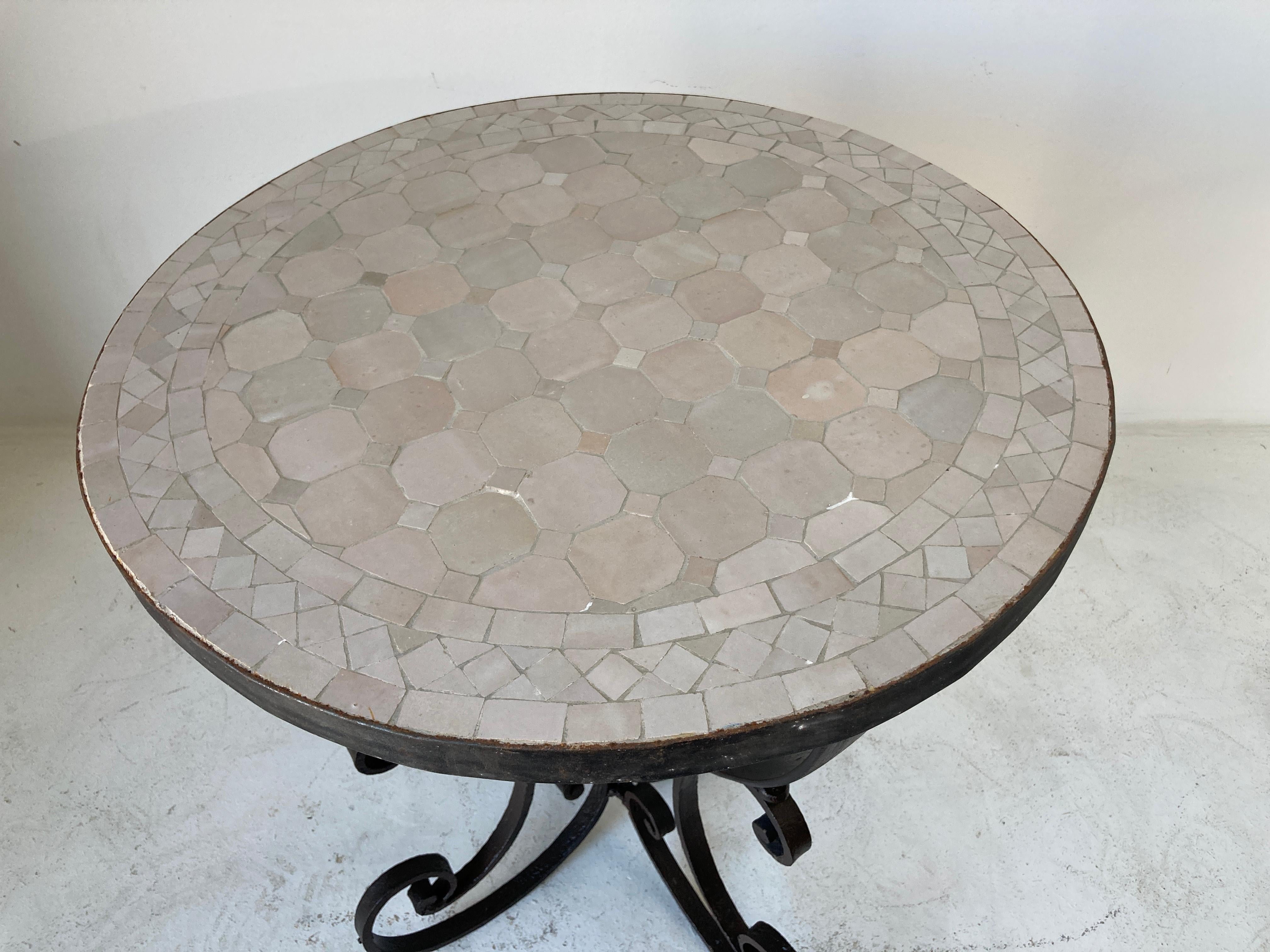 Table d'appoint marocaine en mosaïque mauresque de couleur ivoire-blanc 10
