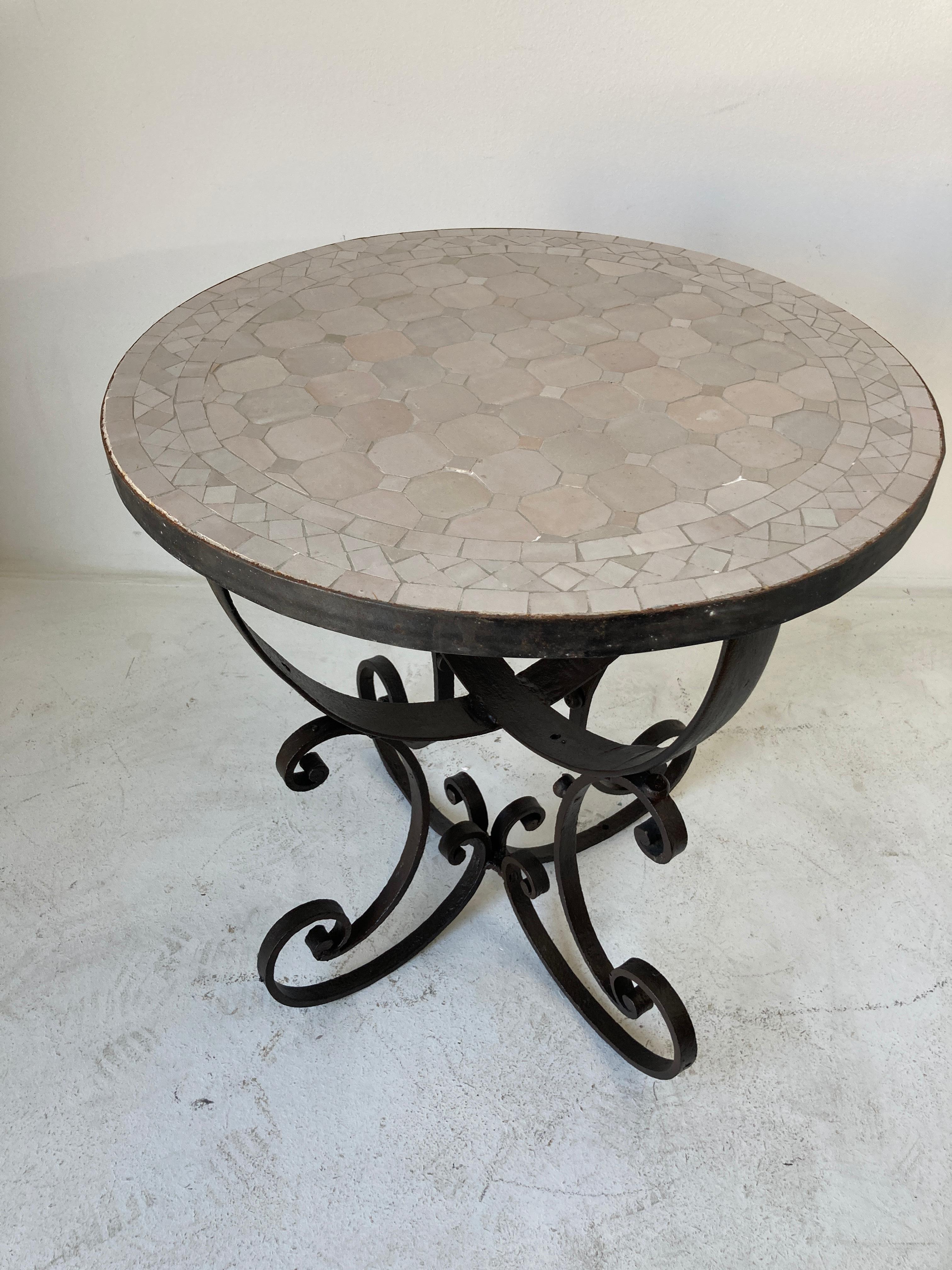 Mauresque Table d'appoint marocaine en mosaïque mauresque de couleur ivoire-blanc