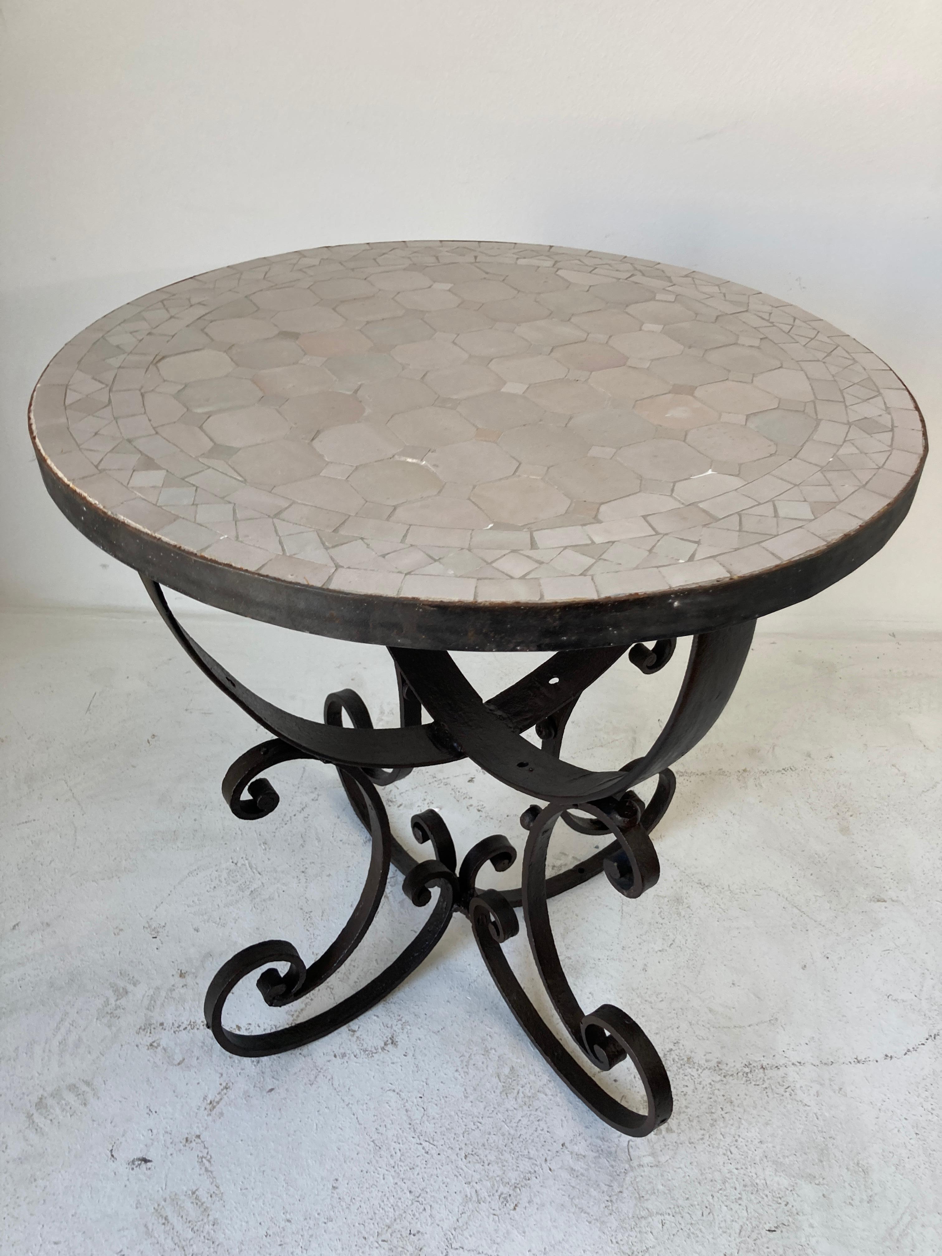 Marocain Table d'appoint marocaine en mosaïque mauresque de couleur ivoire-blanc