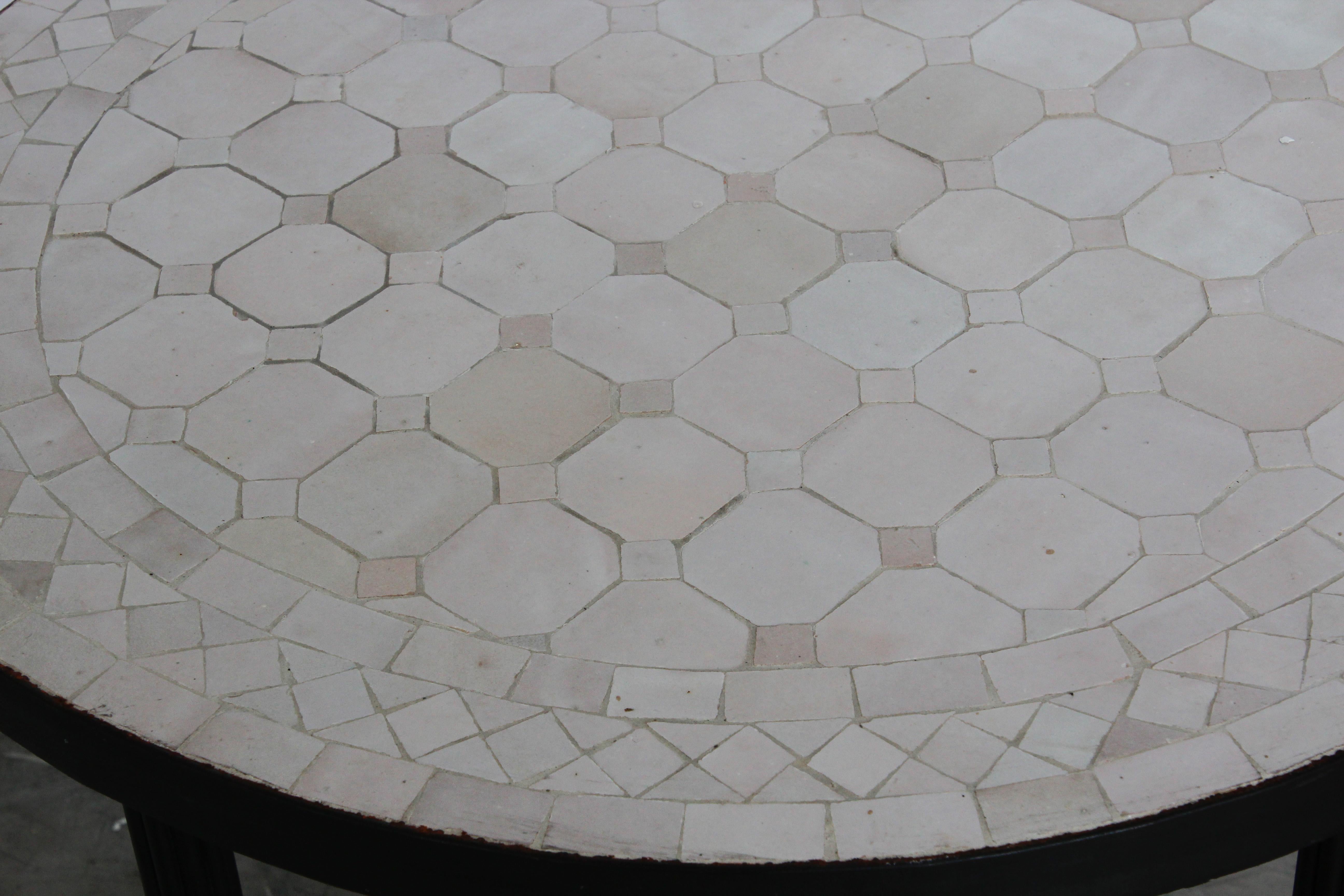 Table d'appoint marocaine en mosaïque mauresque de couleur ivoire-blanc Bon état à North Hollywood, CA
