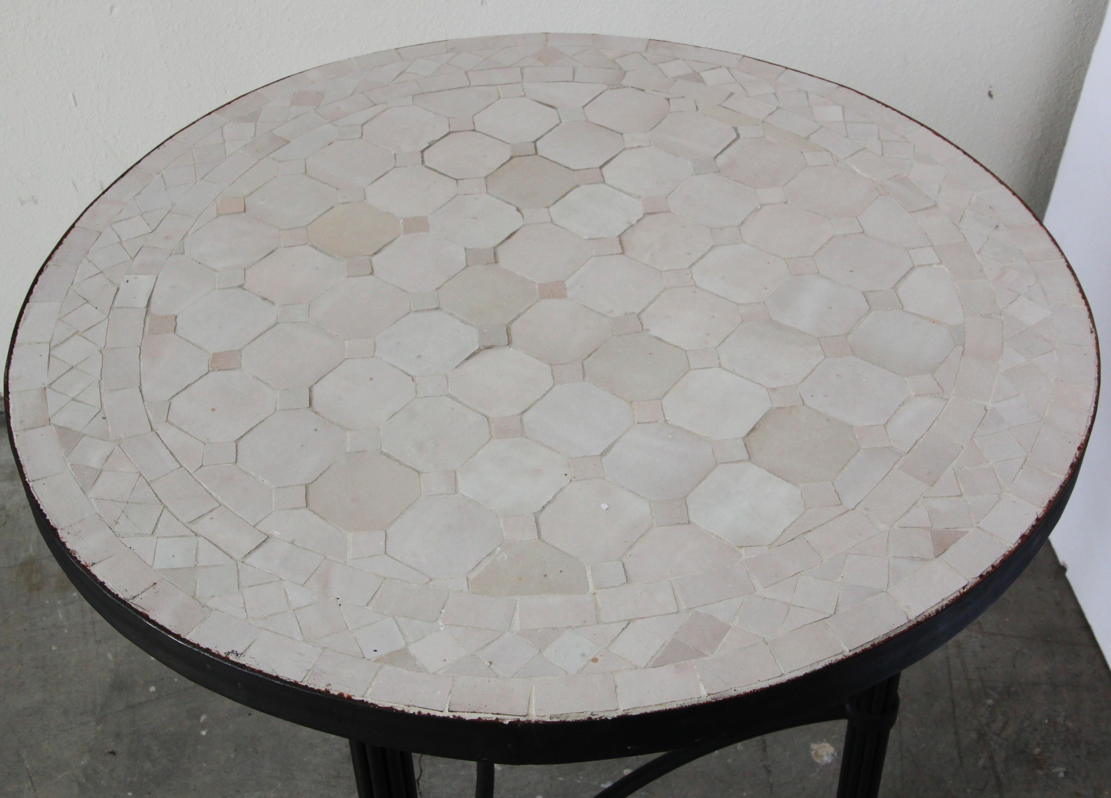 Céramique Table d'appoint marocaine en mosaïque mauresque de couleur ivoire-blanc